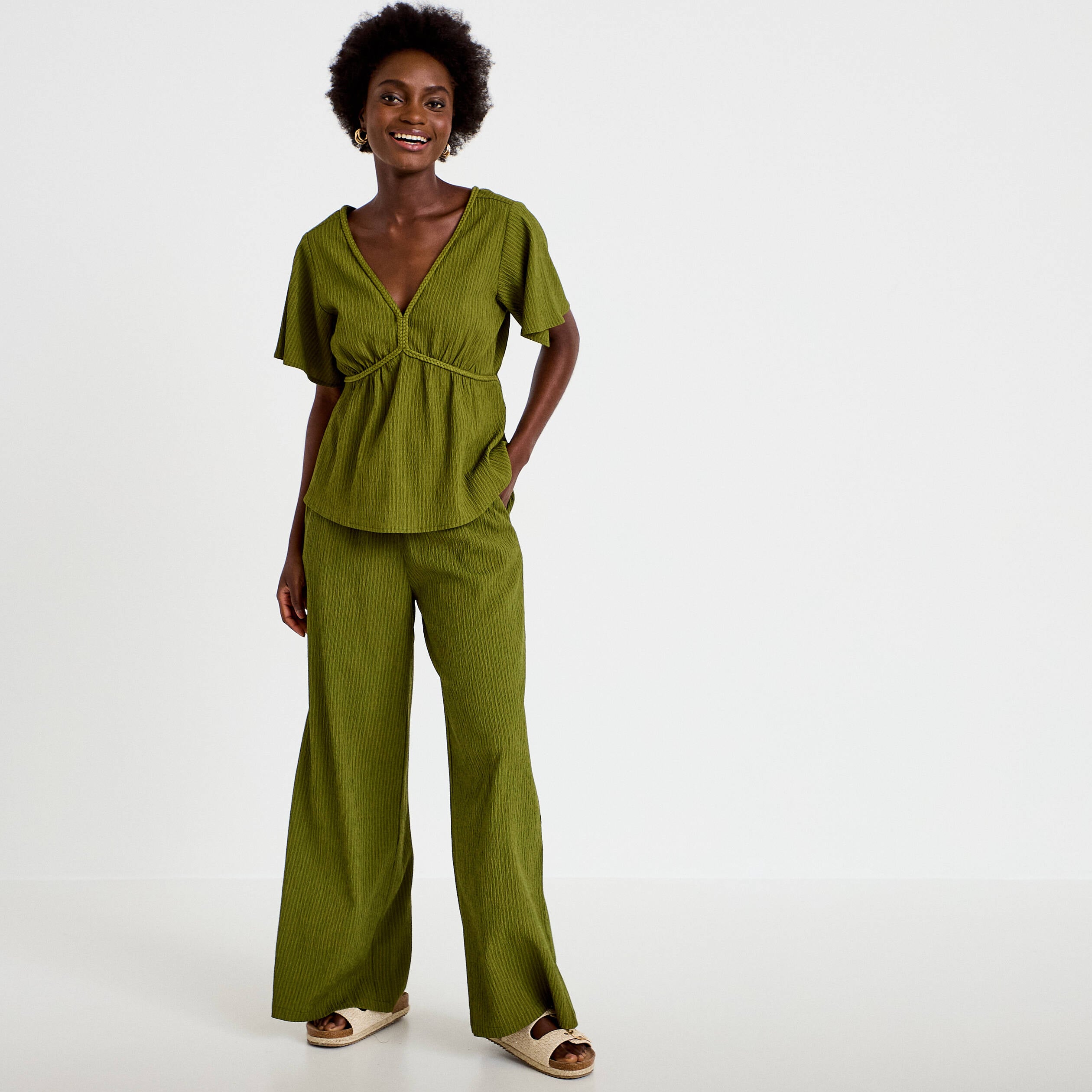 Blouse pliss&eacute;e col v manches courtes vert kaki femme
