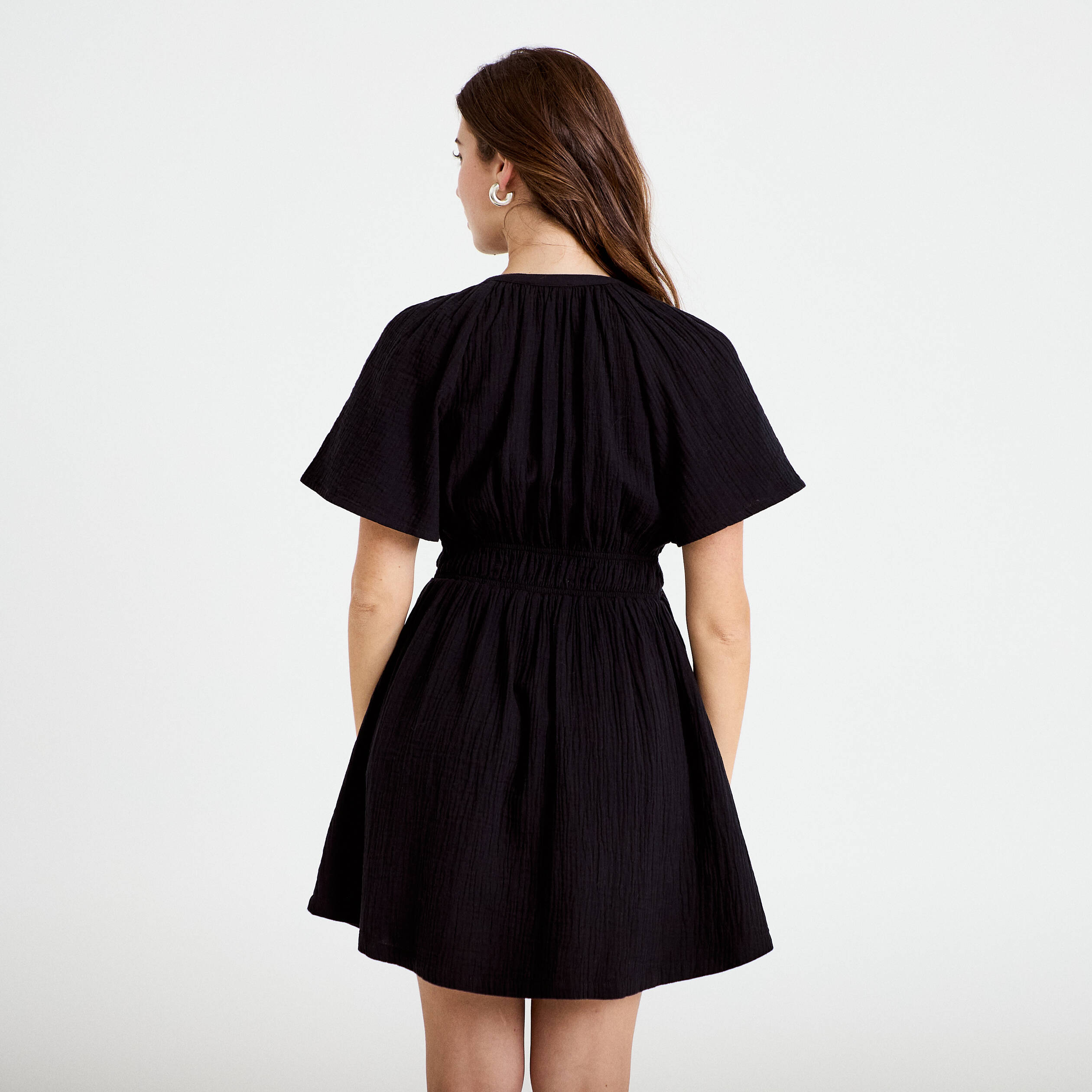 Robe courte &eacute;vas&eacute;e manches courtes noir femme