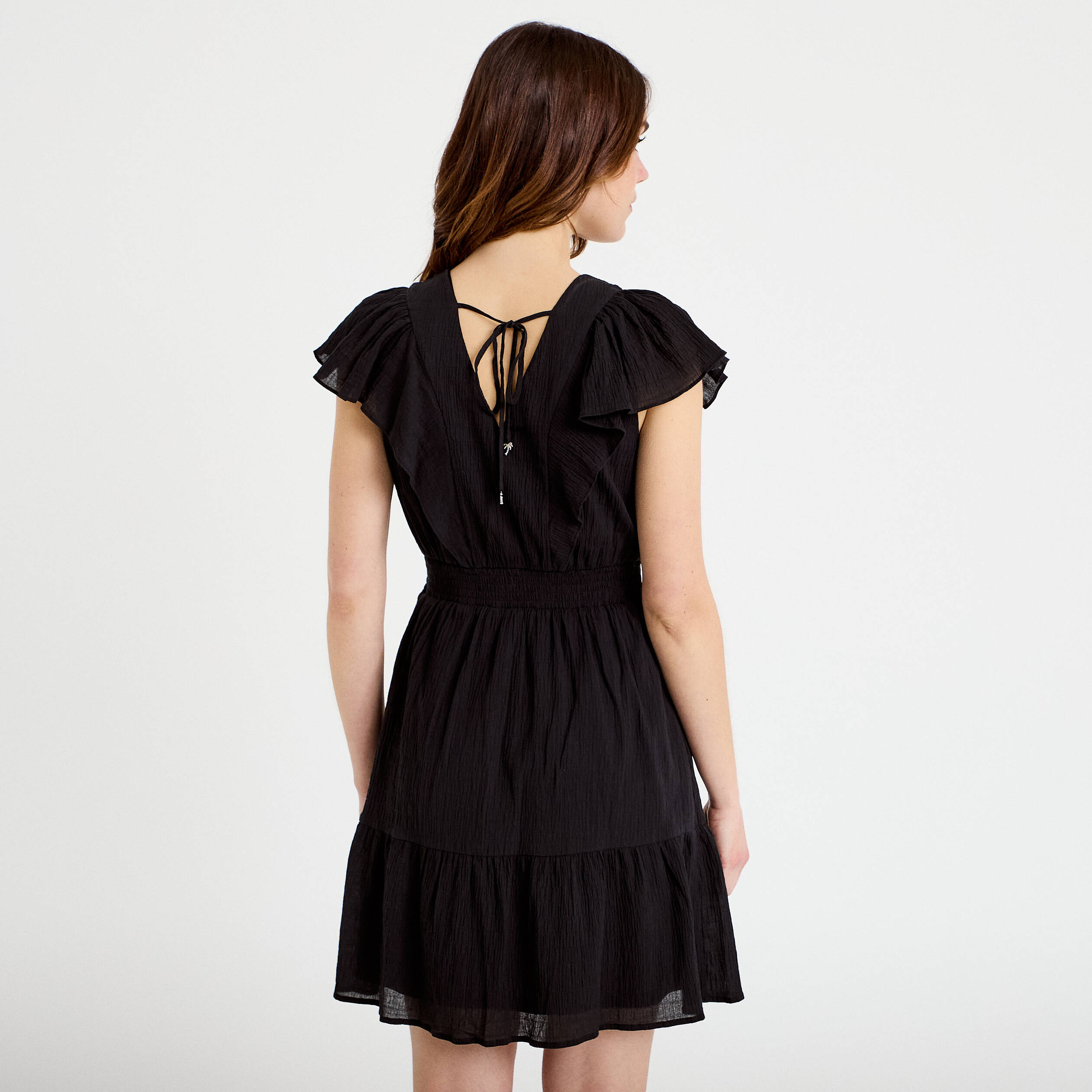 Robe courte &eacute;vas&eacute;e col v manches courtes noir femme