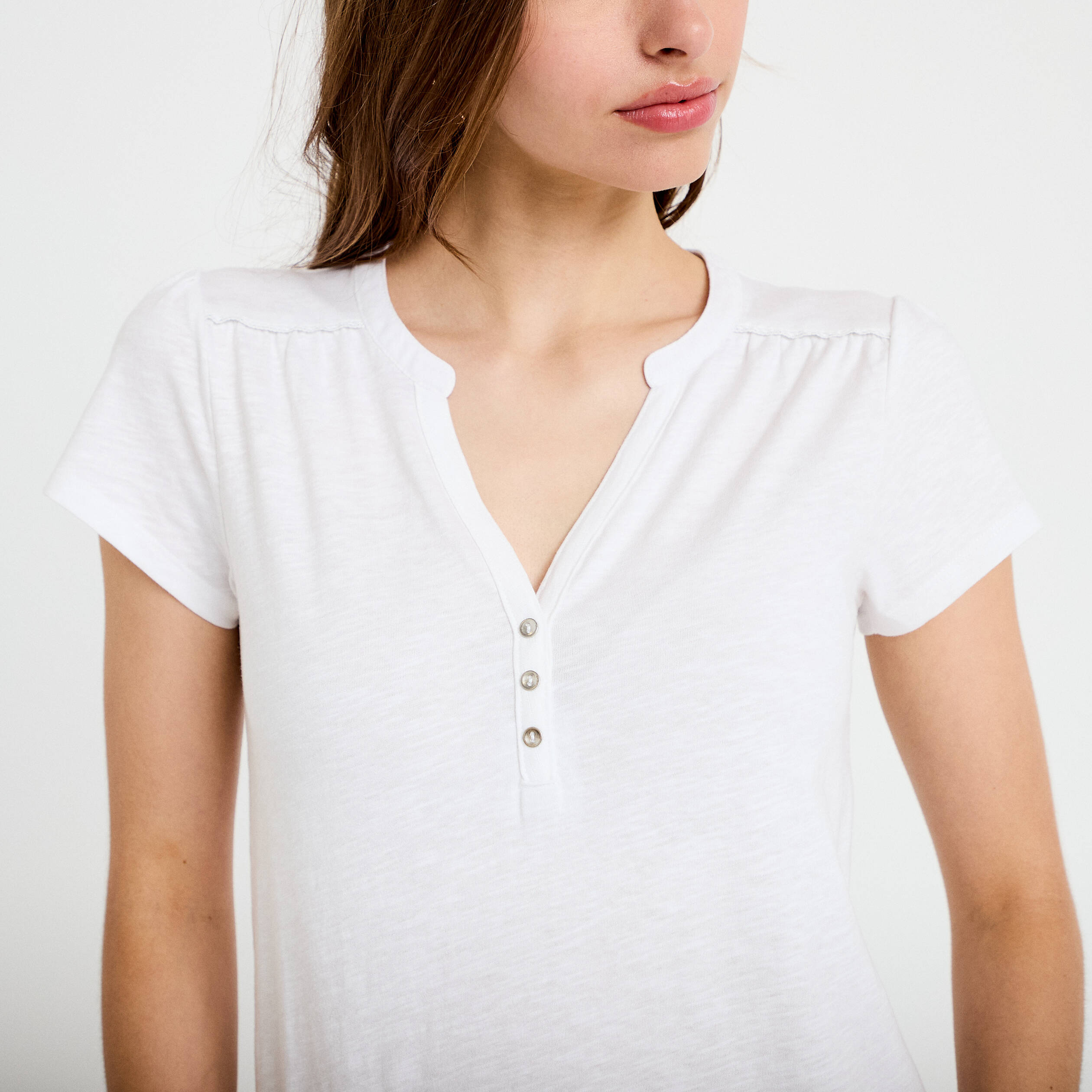 T-shirt boutonn&eacute; sur le devant blanc femme