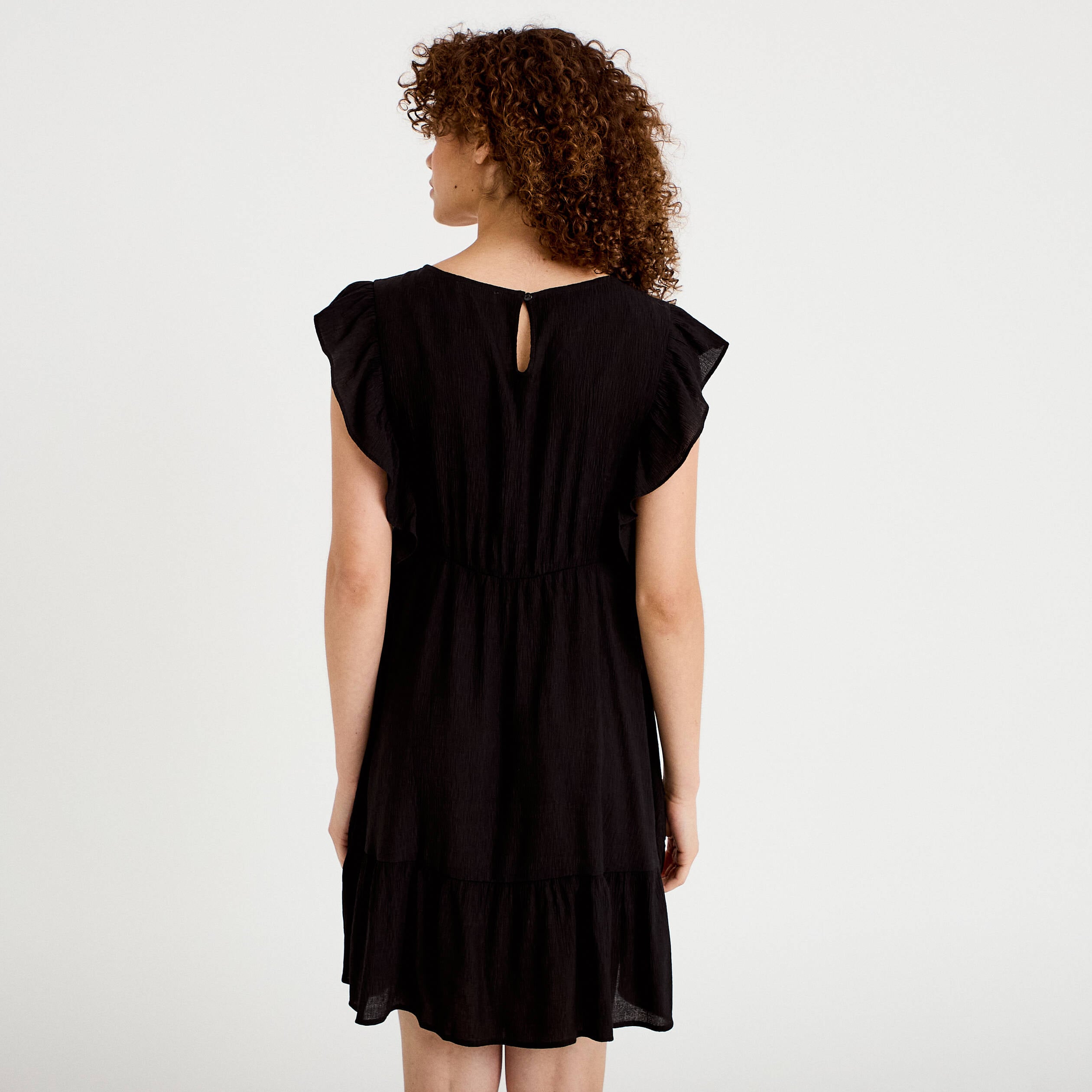Robe &eacute;vas&eacute;e cr&ecirc;pe col v manches courtes noir femme