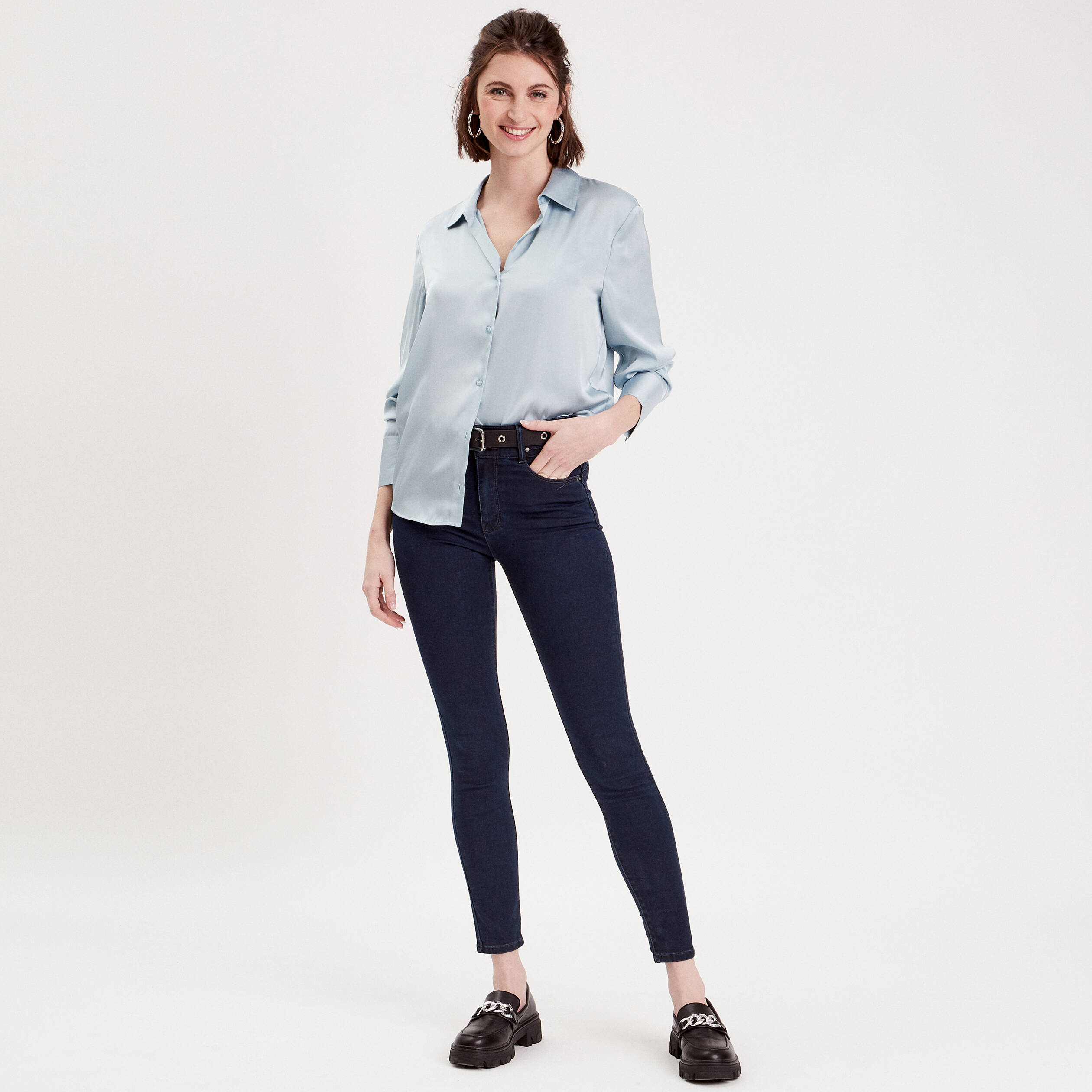 Chemise satin&eacute;e bleu clair femme