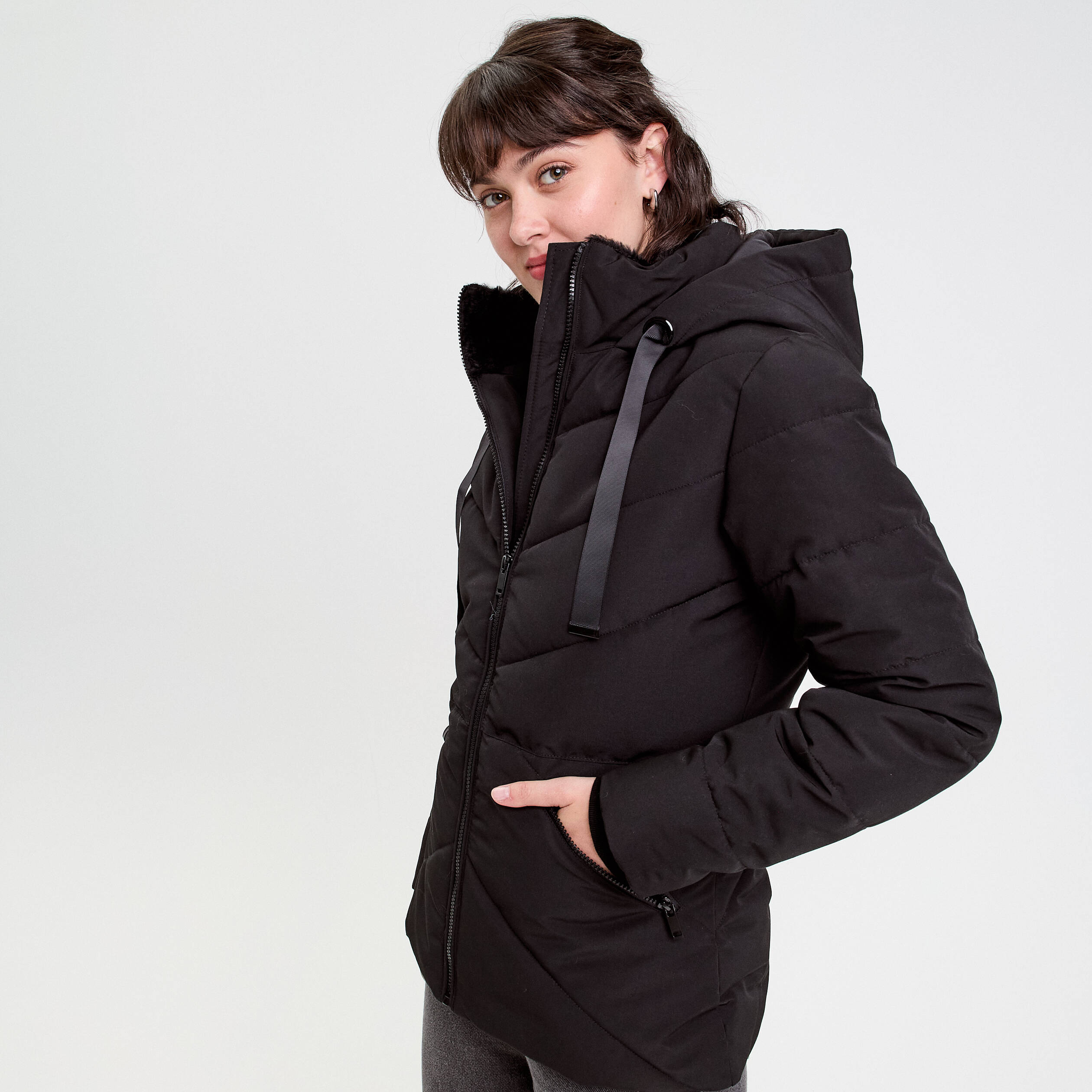 Doudoune cintr&eacute;e &agrave; capuche noir femme