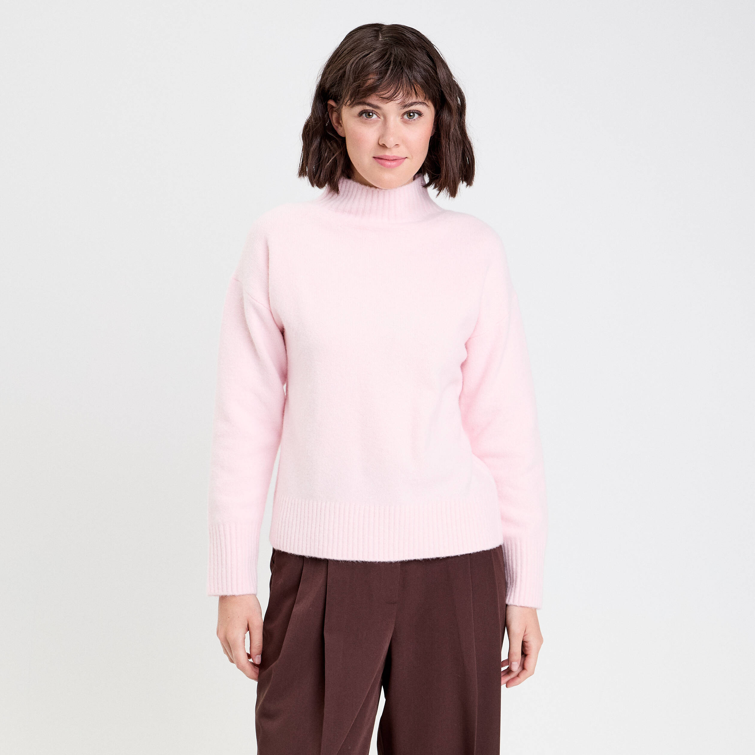 Pull col roul&eacute; manches longues rose clair femme