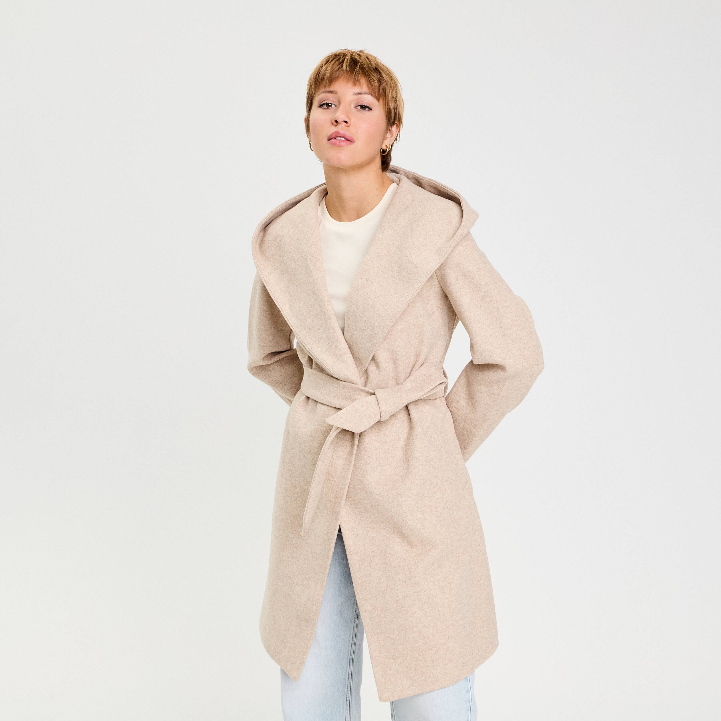 Manteau ceintur&eacute; &agrave; capuche beige femme