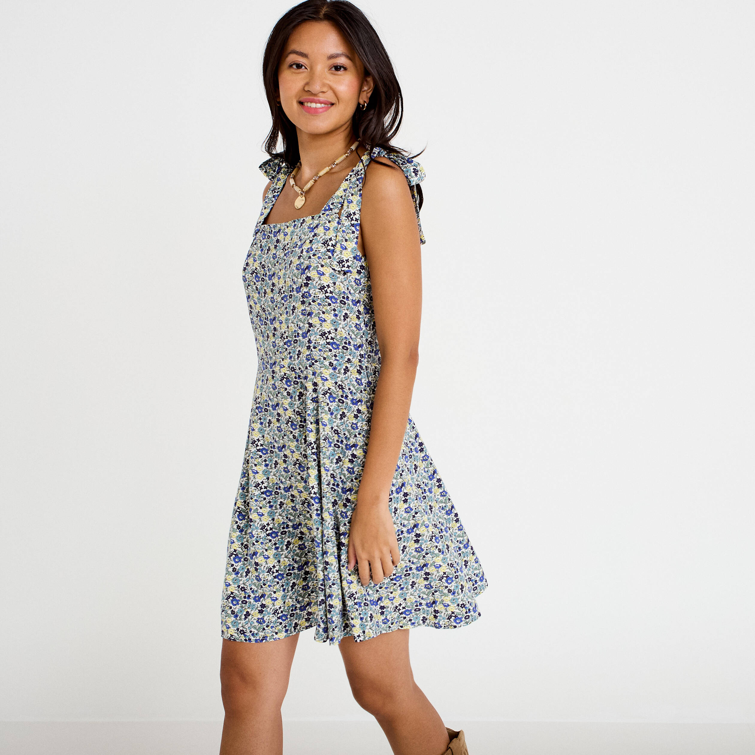 Robe courte &eacute;vas&eacute;e &agrave; fines bretelles blanc femme