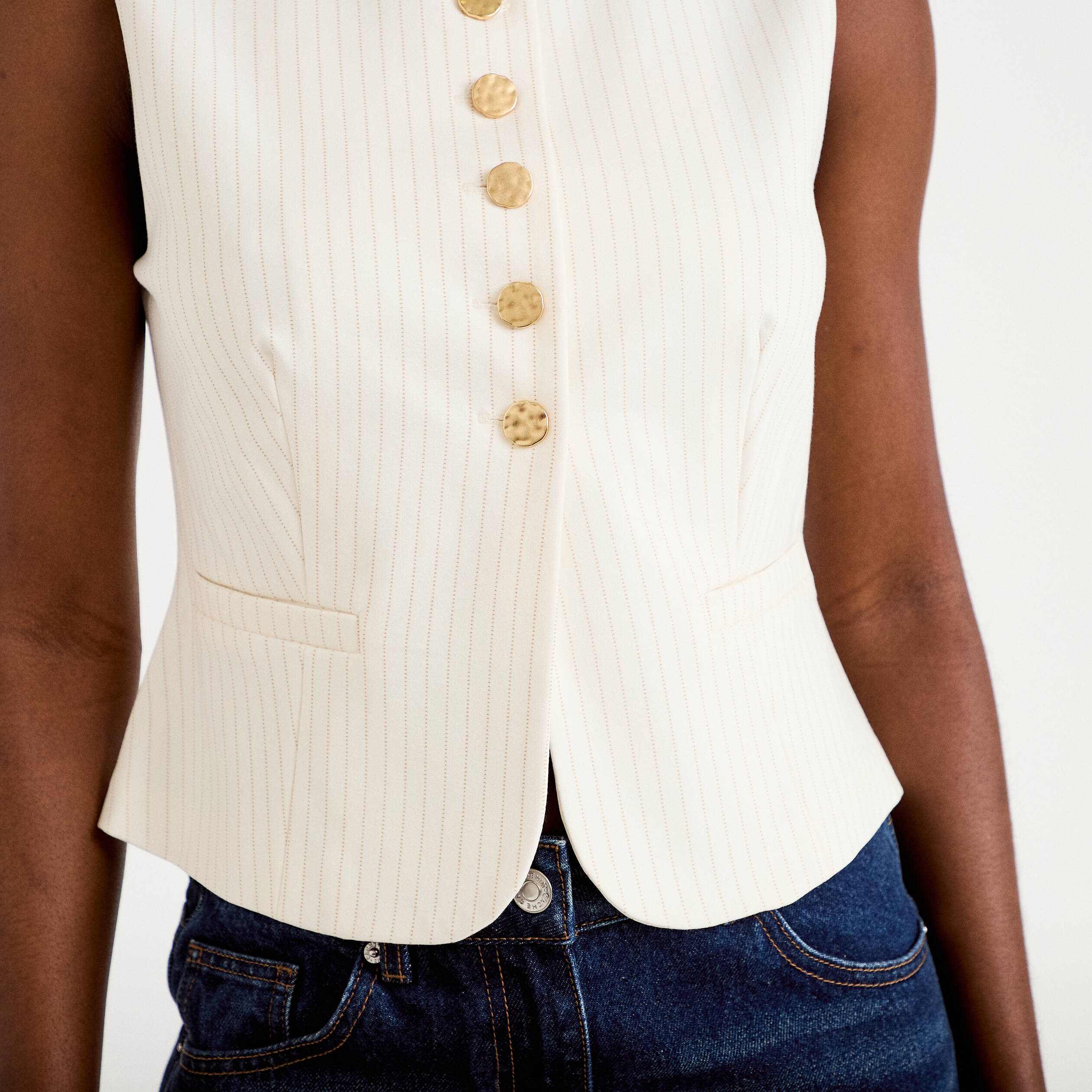 Gilet ajust&eacute; sans manches col rond ecru femme