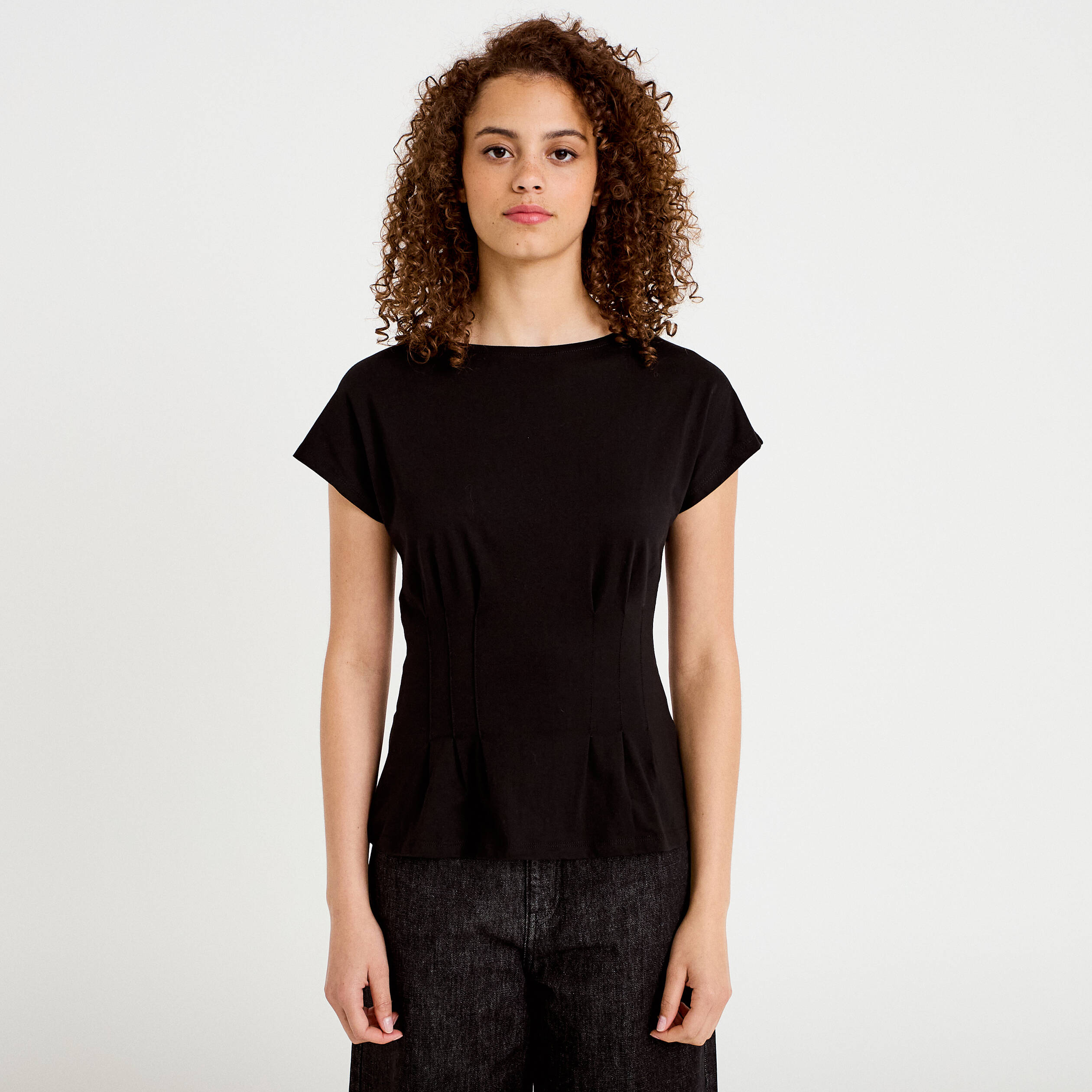 T-shirt cintr&eacute; col rond manches courtes noir femme