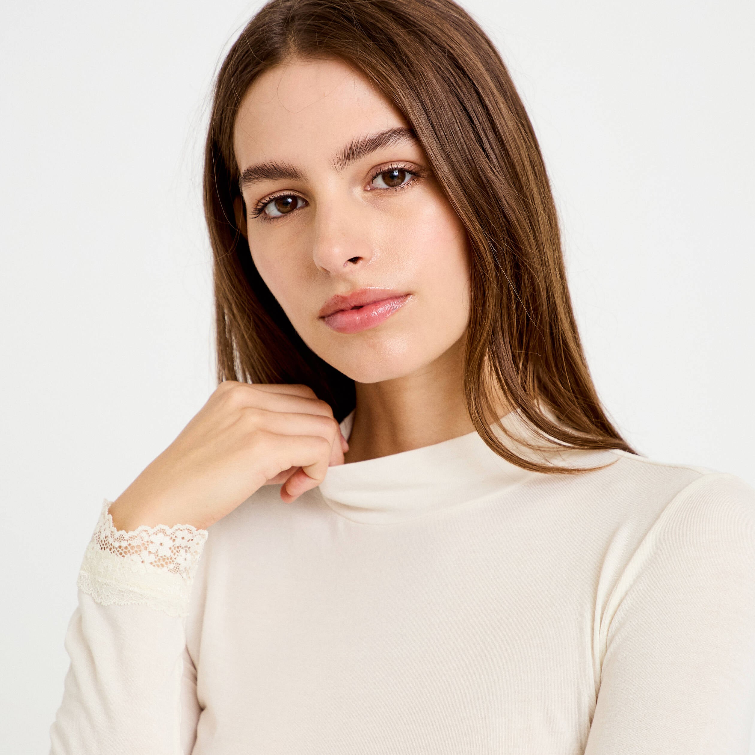 T-shirt ajust&eacute; col roul&eacute; dentelle ecru femme