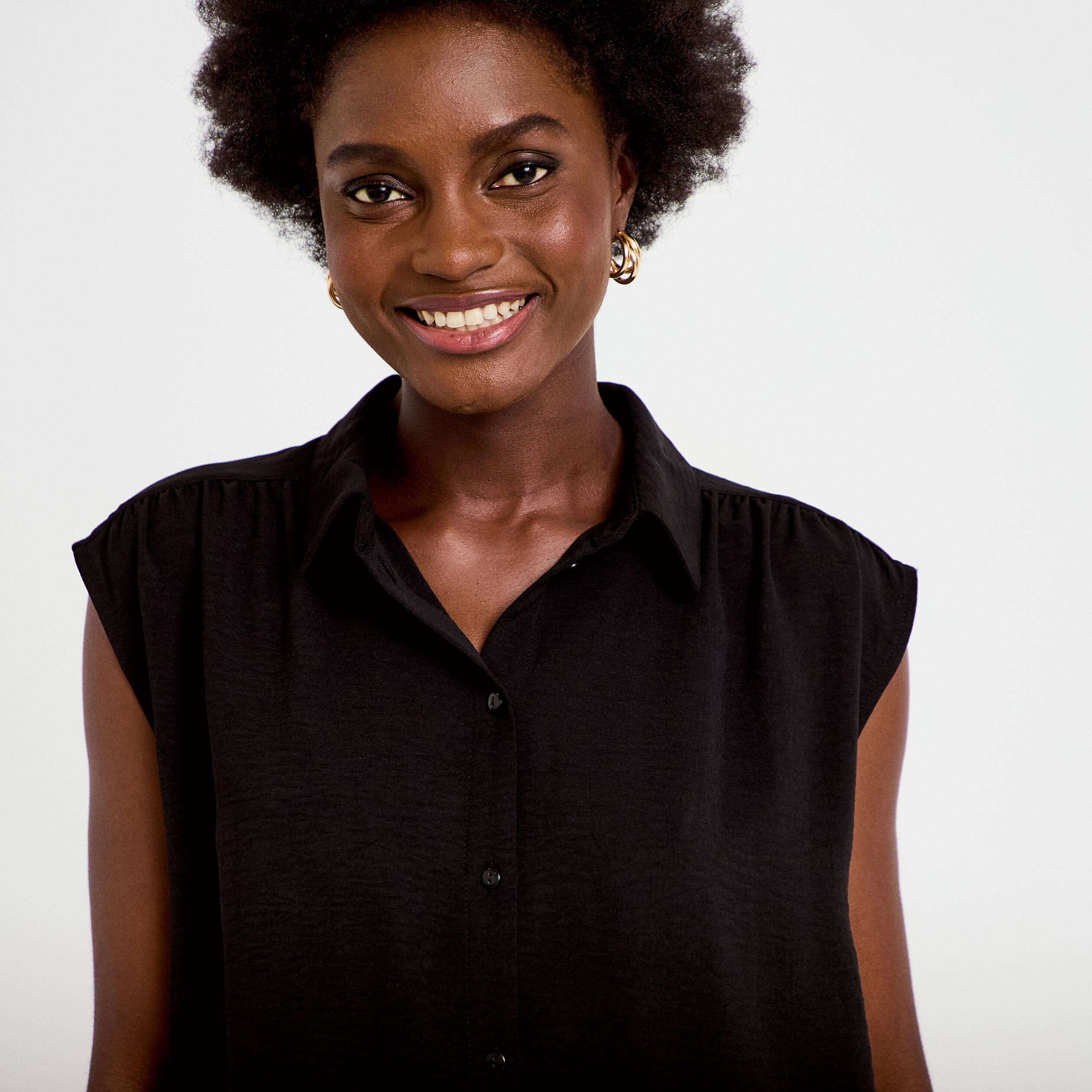 Chemise ample sans manches pliss&eacute;e noir femme