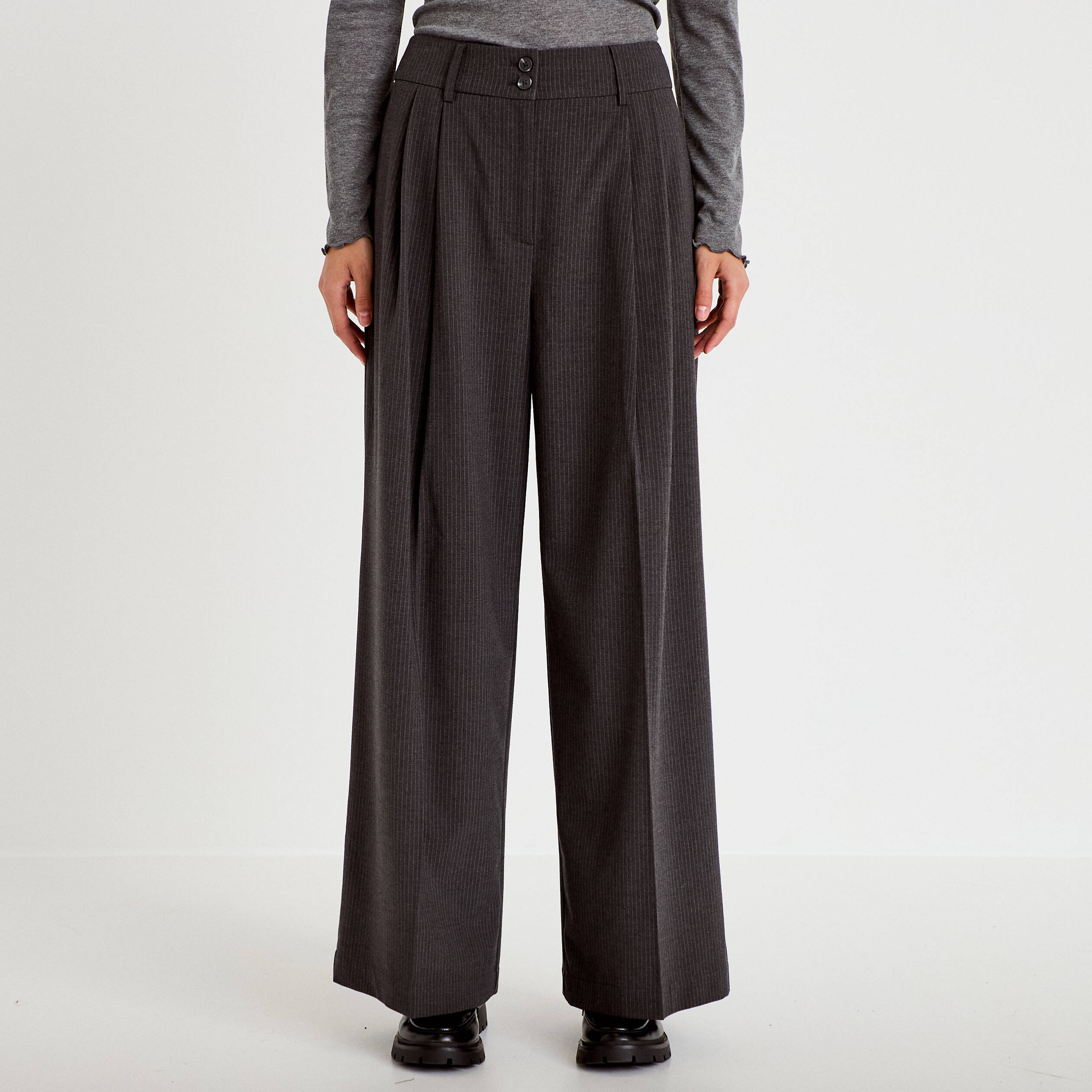 Pantalon large &agrave; pinces gris femme