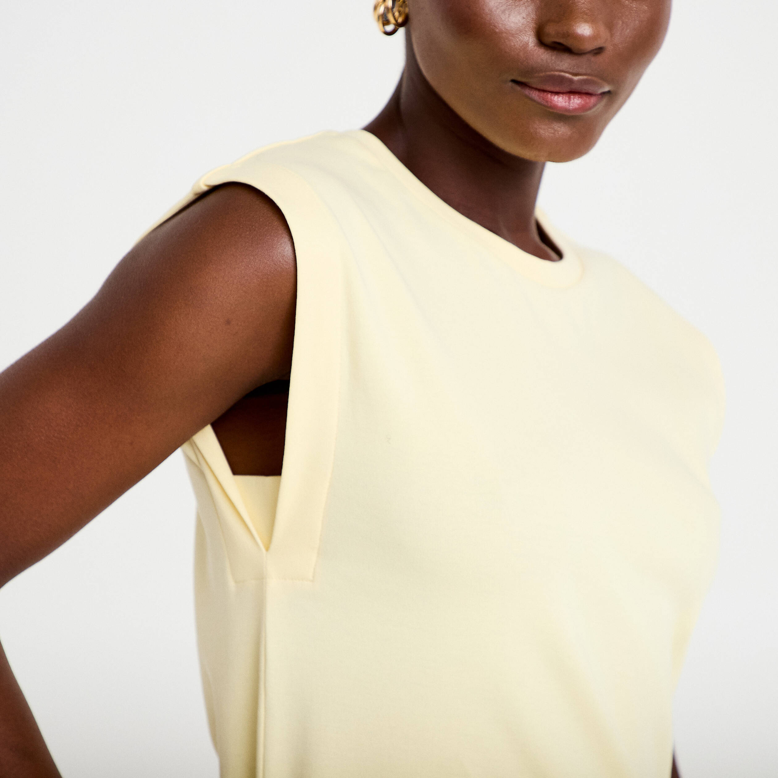 T-shirt col rond sans manches jaune pastel femme