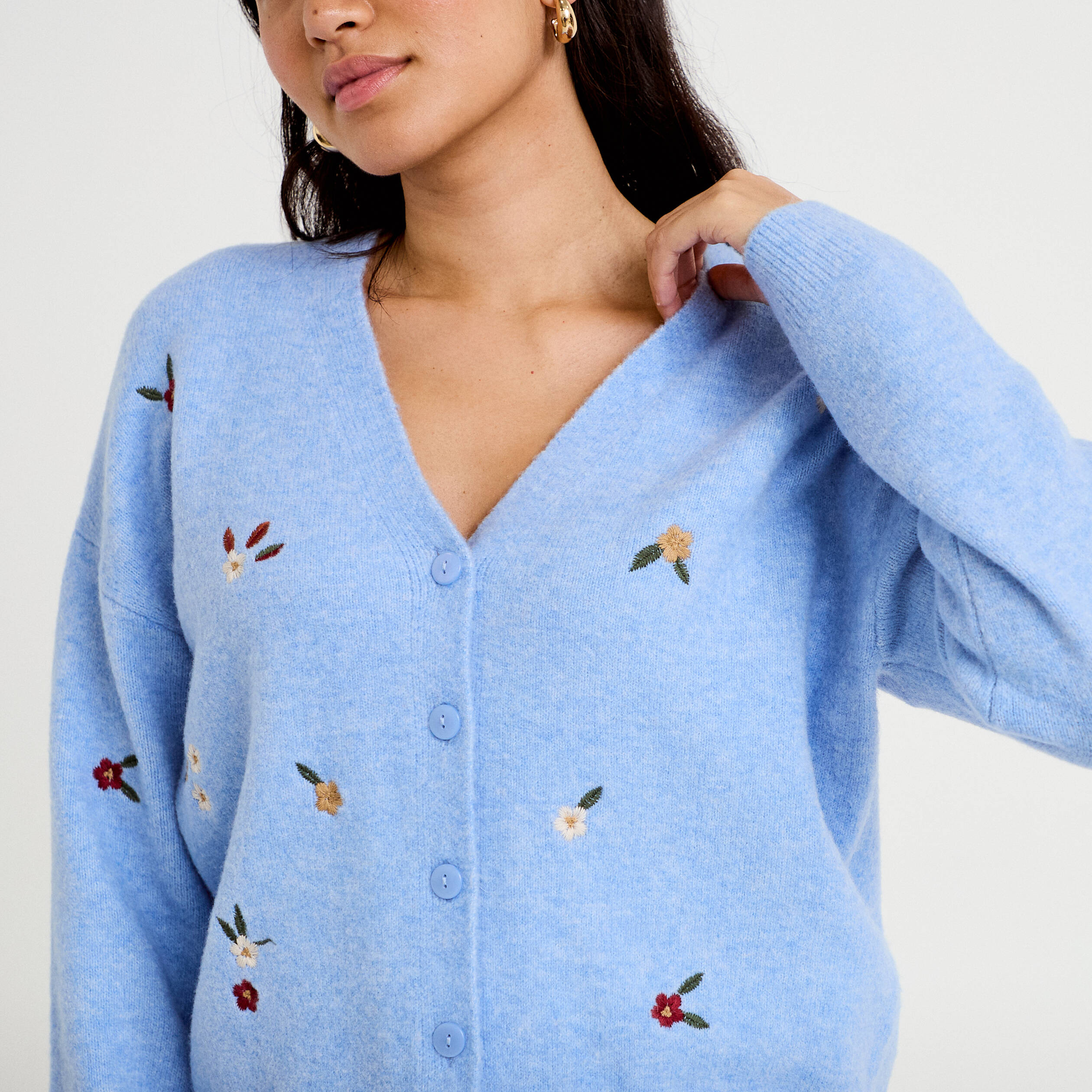 Gilet manches longues fleurs brod&eacute;es bleu ciel femme