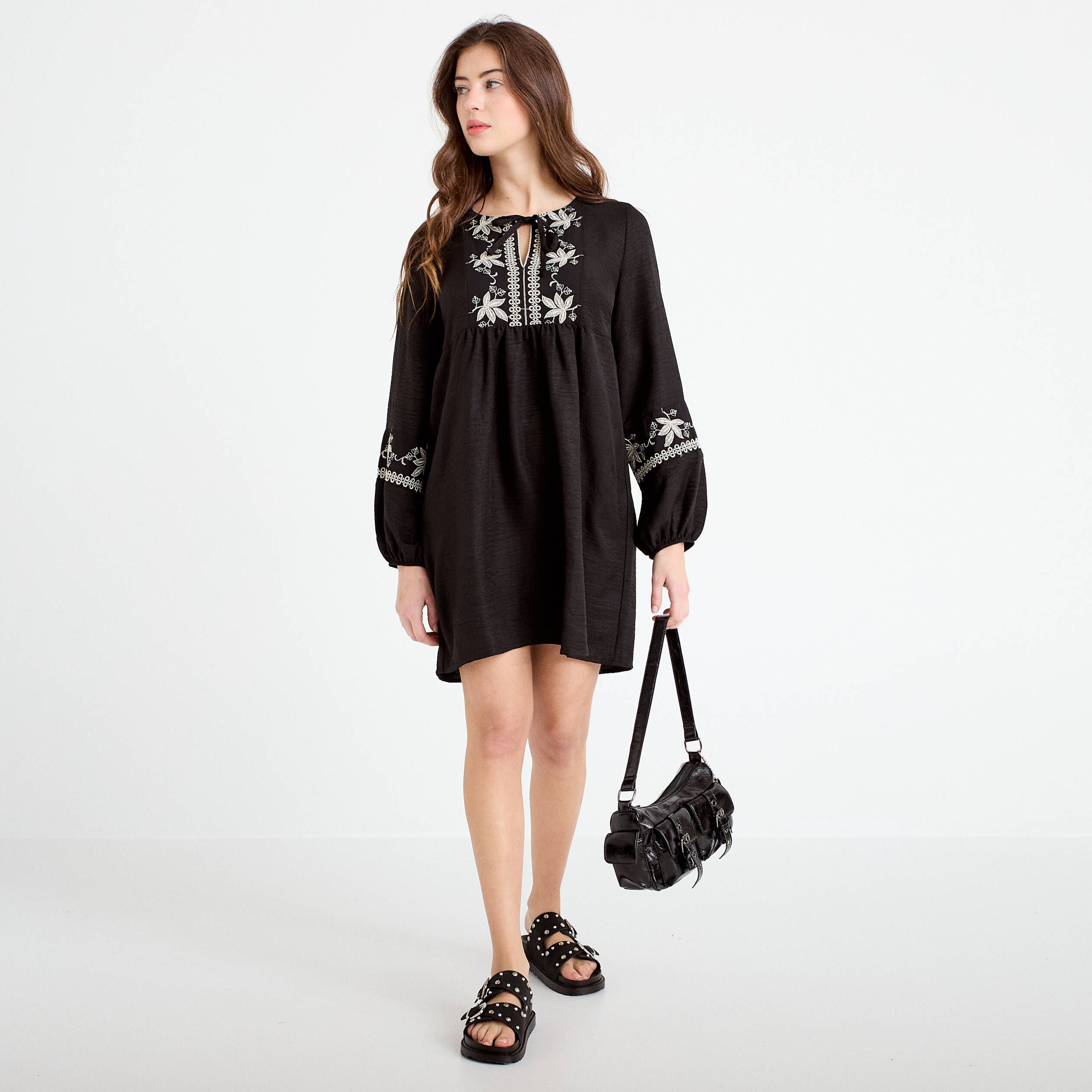 Robe brod&eacute;e en cr&ecirc;pe noir femme