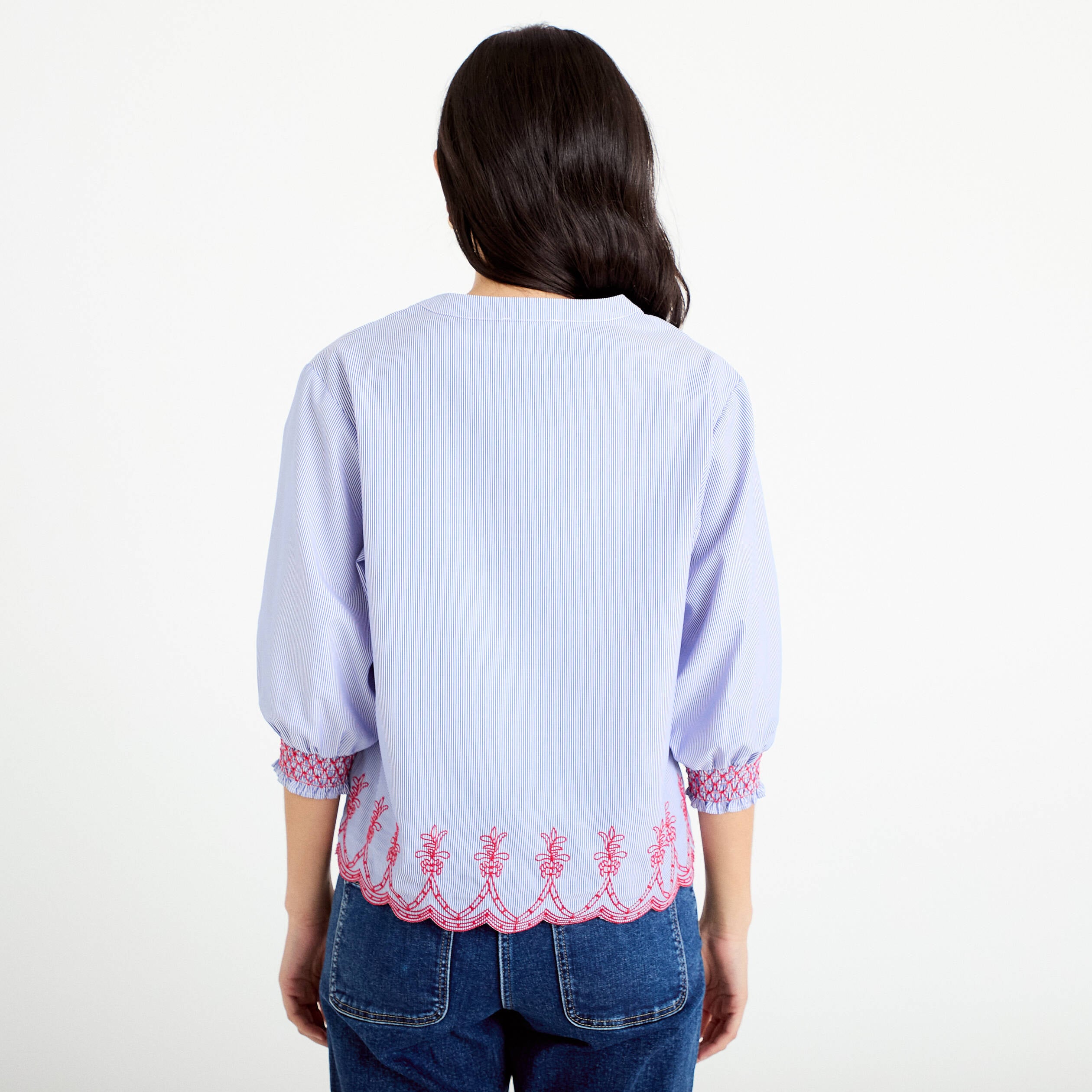 Blouse brod&eacute;e col V manches 3/4 bleu roi femme