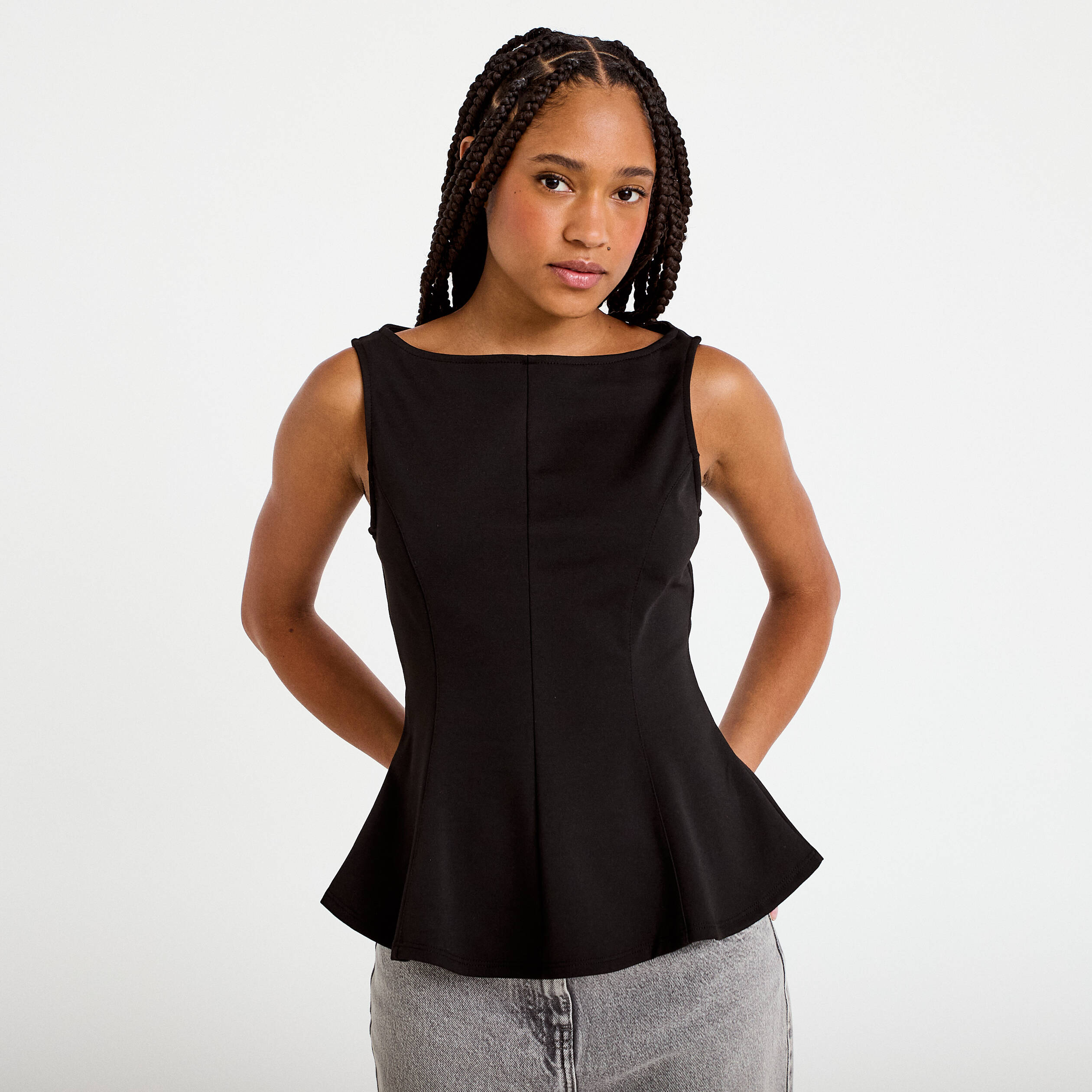 Top p&eacute;plum sans manches col rond noir femme