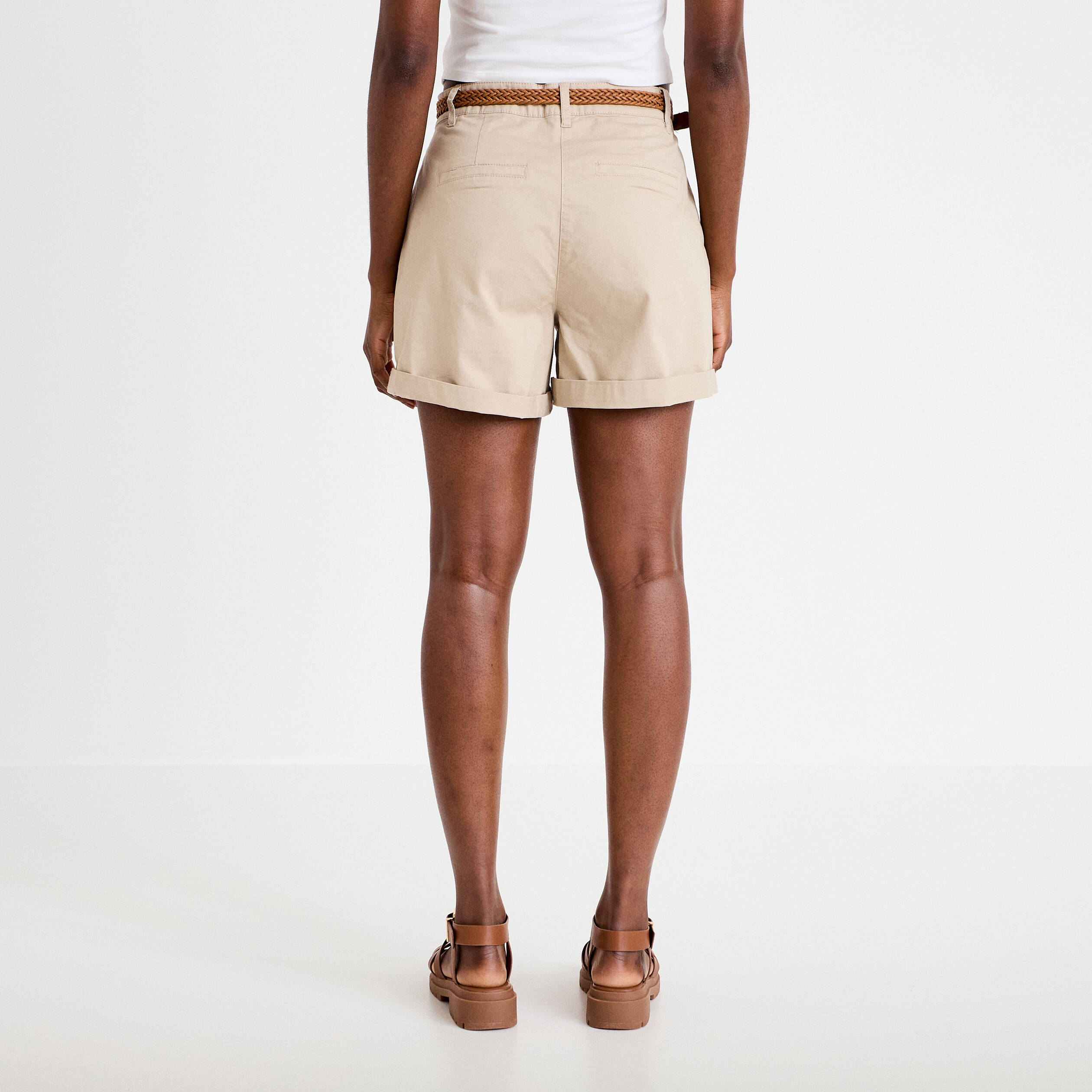 Short chino ceintur&eacute; beige femme