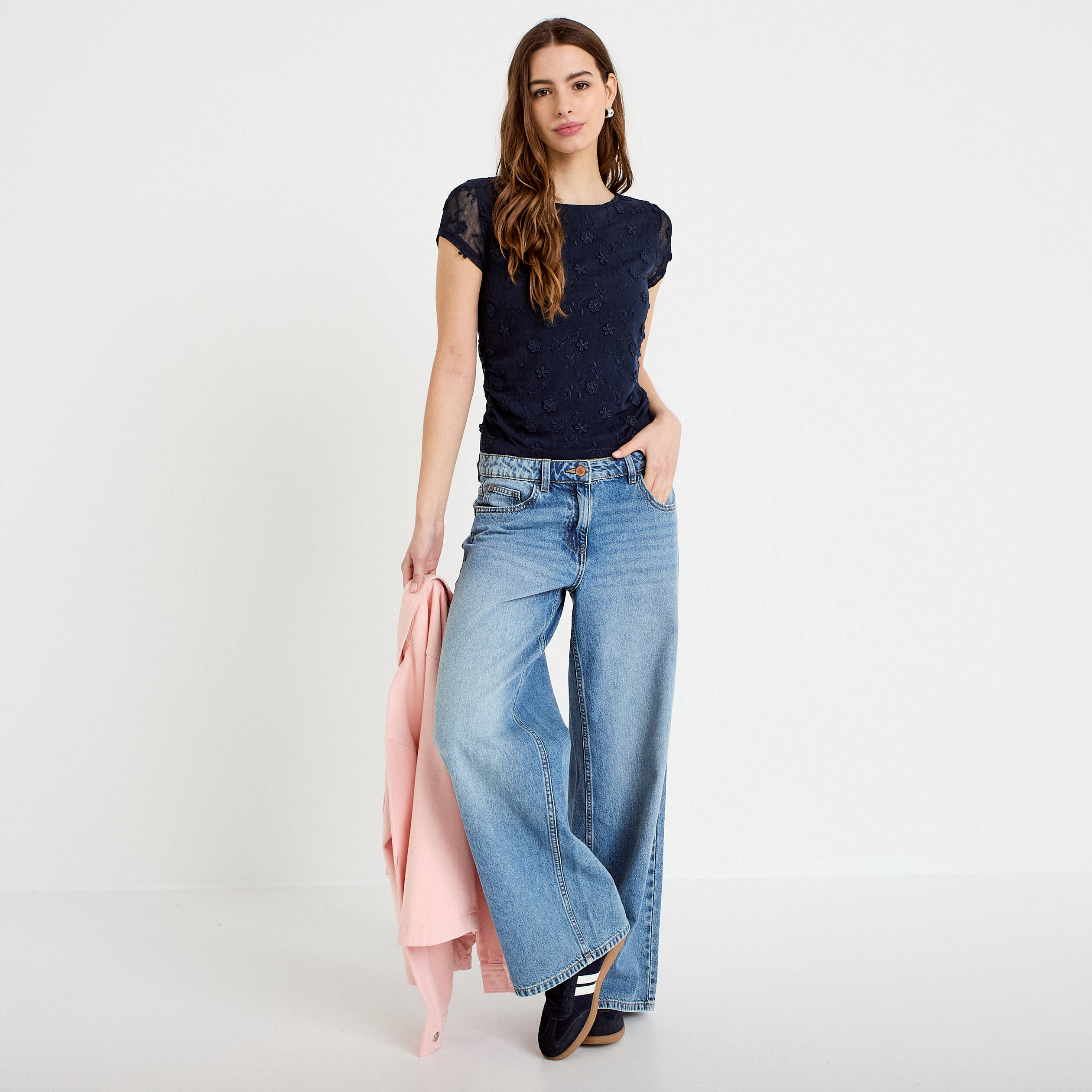 T-shirt ajust&eacute; col rond dentelle bleu marine femme
