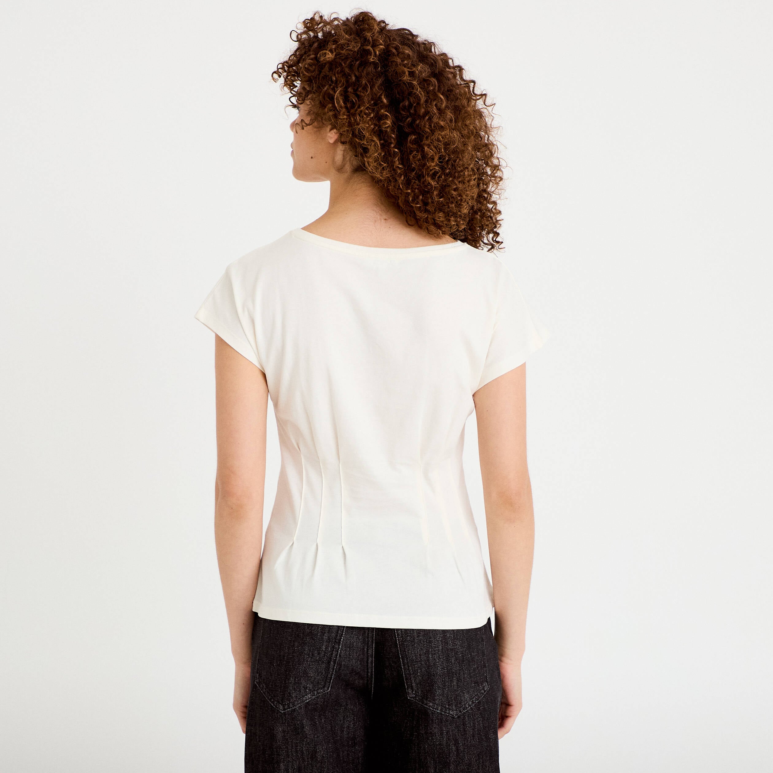 T-shirt cintr&eacute; col rond manches courtes ecru femme