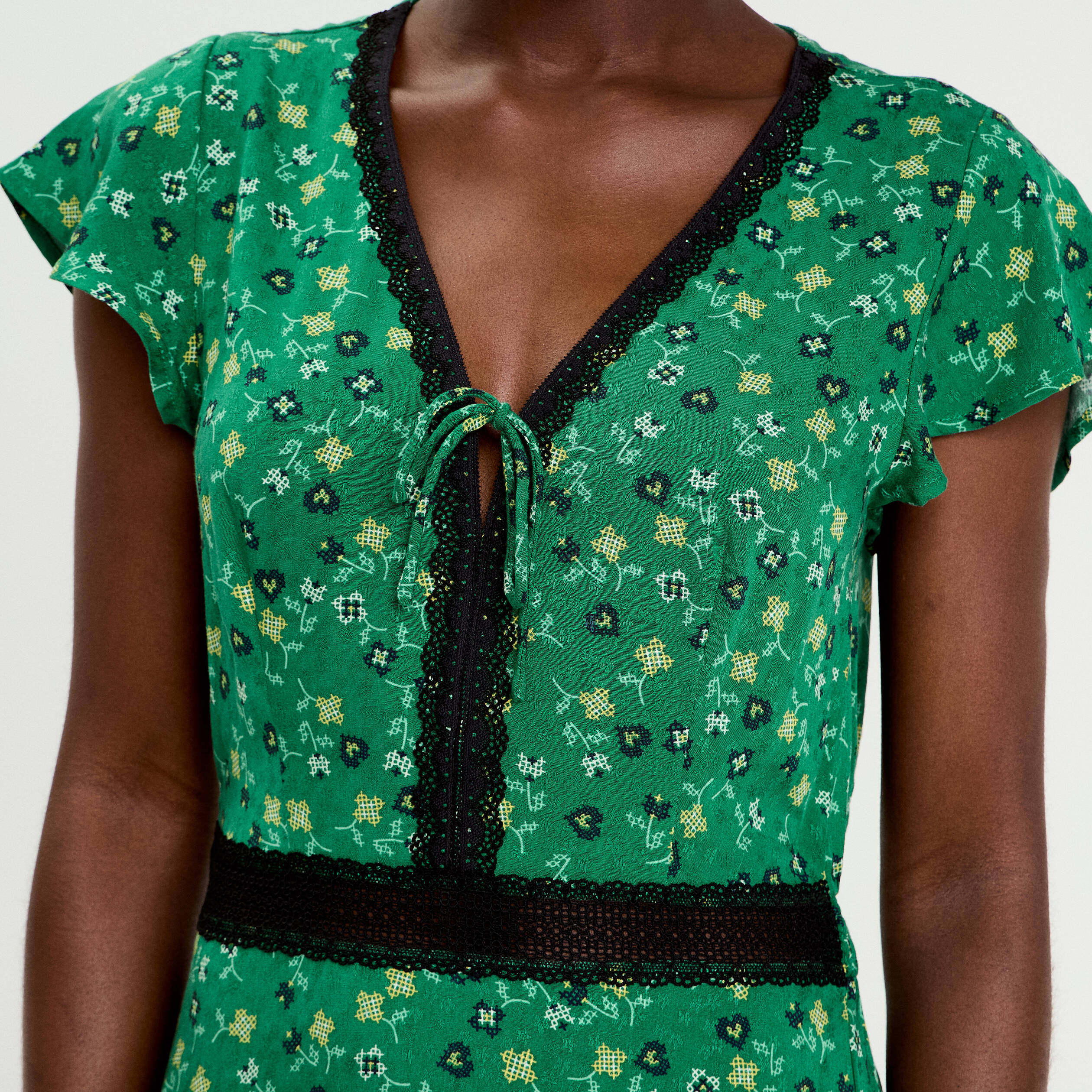 Robe longue &eacute;vas&eacute;e en dentelle col v vert femme