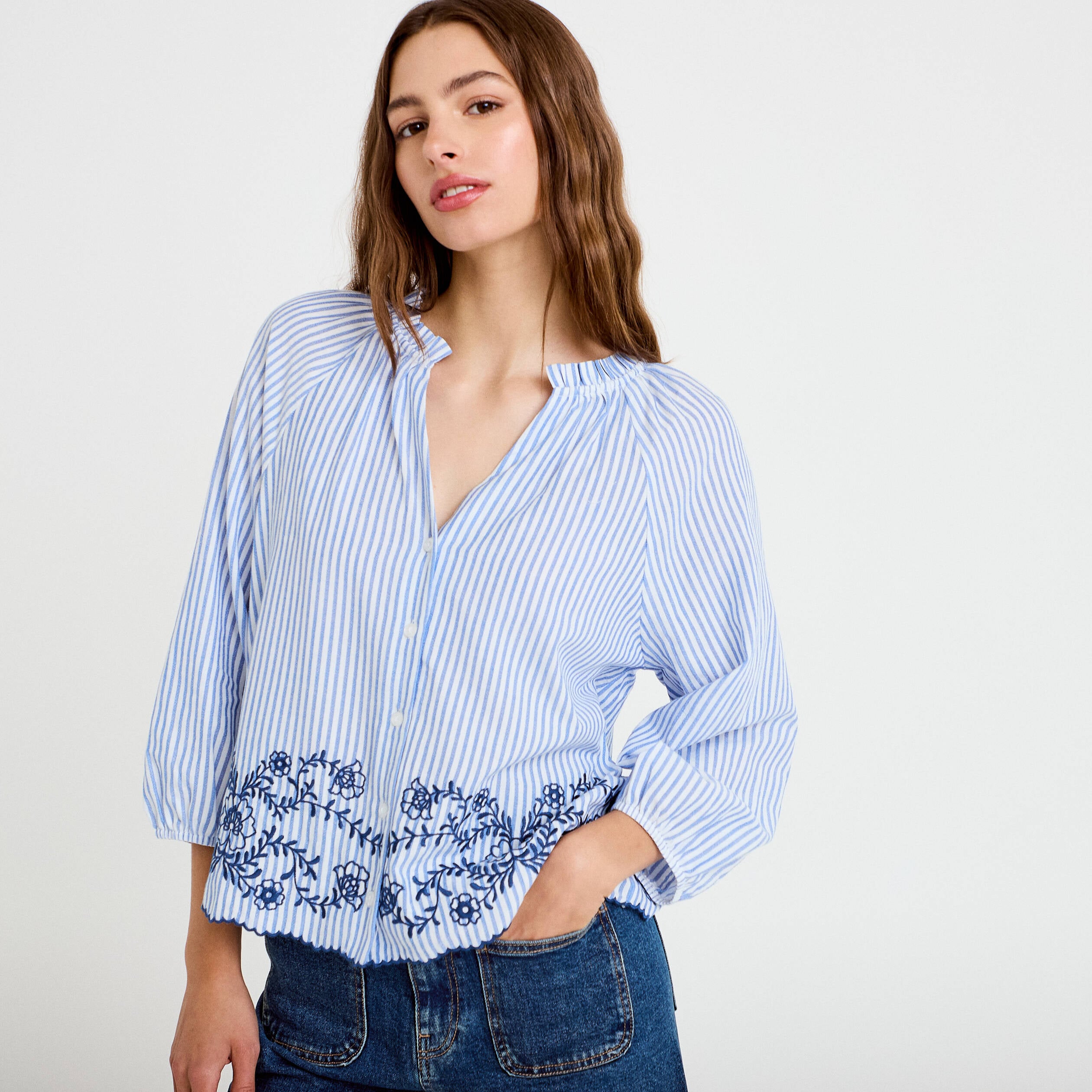 Blouse col v manches 3/4 brod&eacute;e bleu marine femme