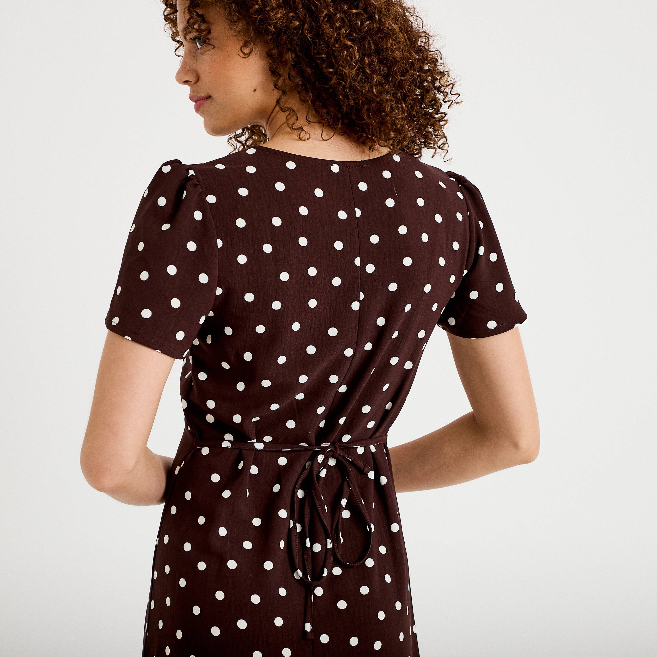 Robe longue &eacute;vas&eacute;e col v manches courtes marron femme