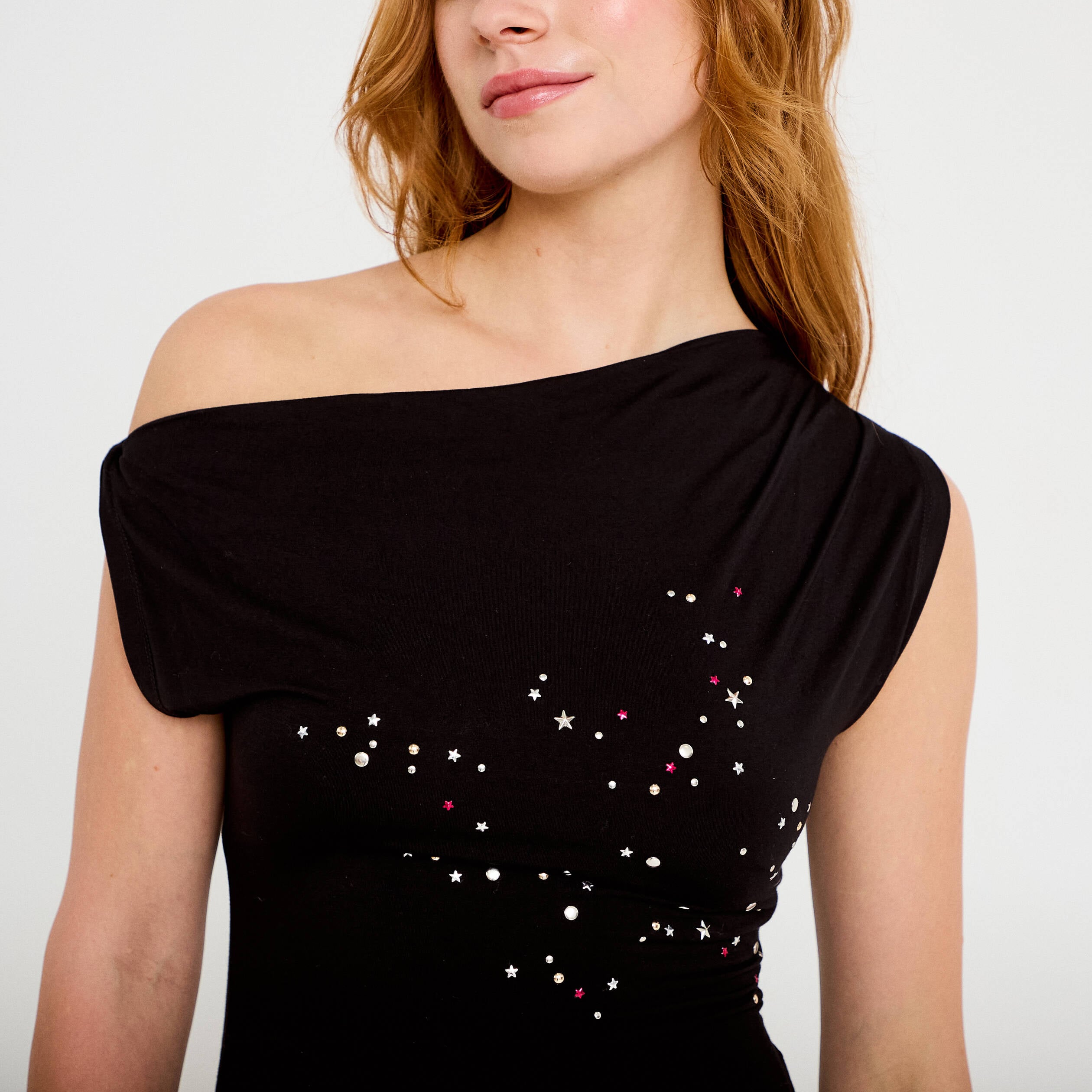 Top ajust&eacute; sans manches col bateau noir femme