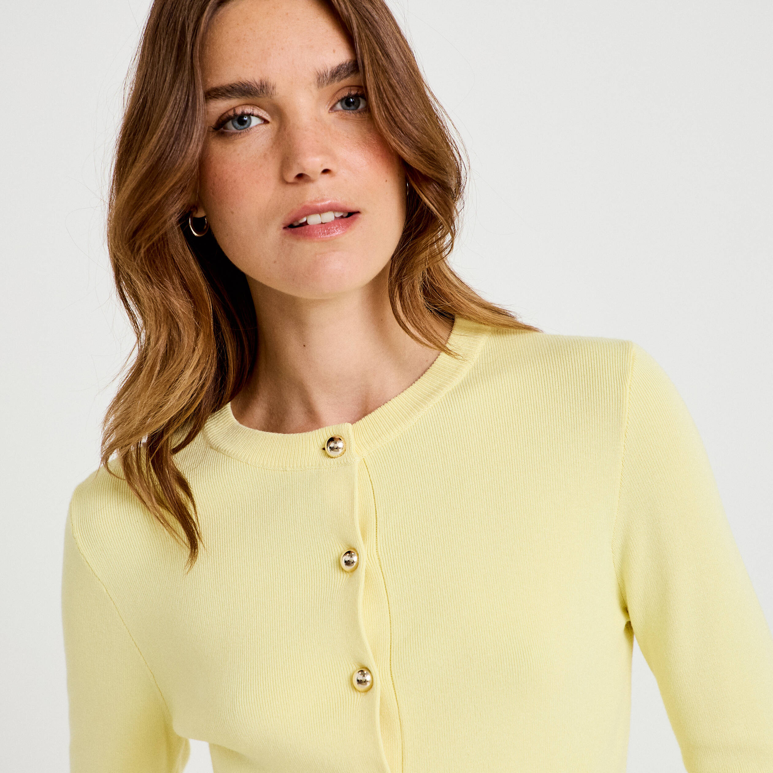 Gilet ajust&eacute; cropped col rond jaune clair femme