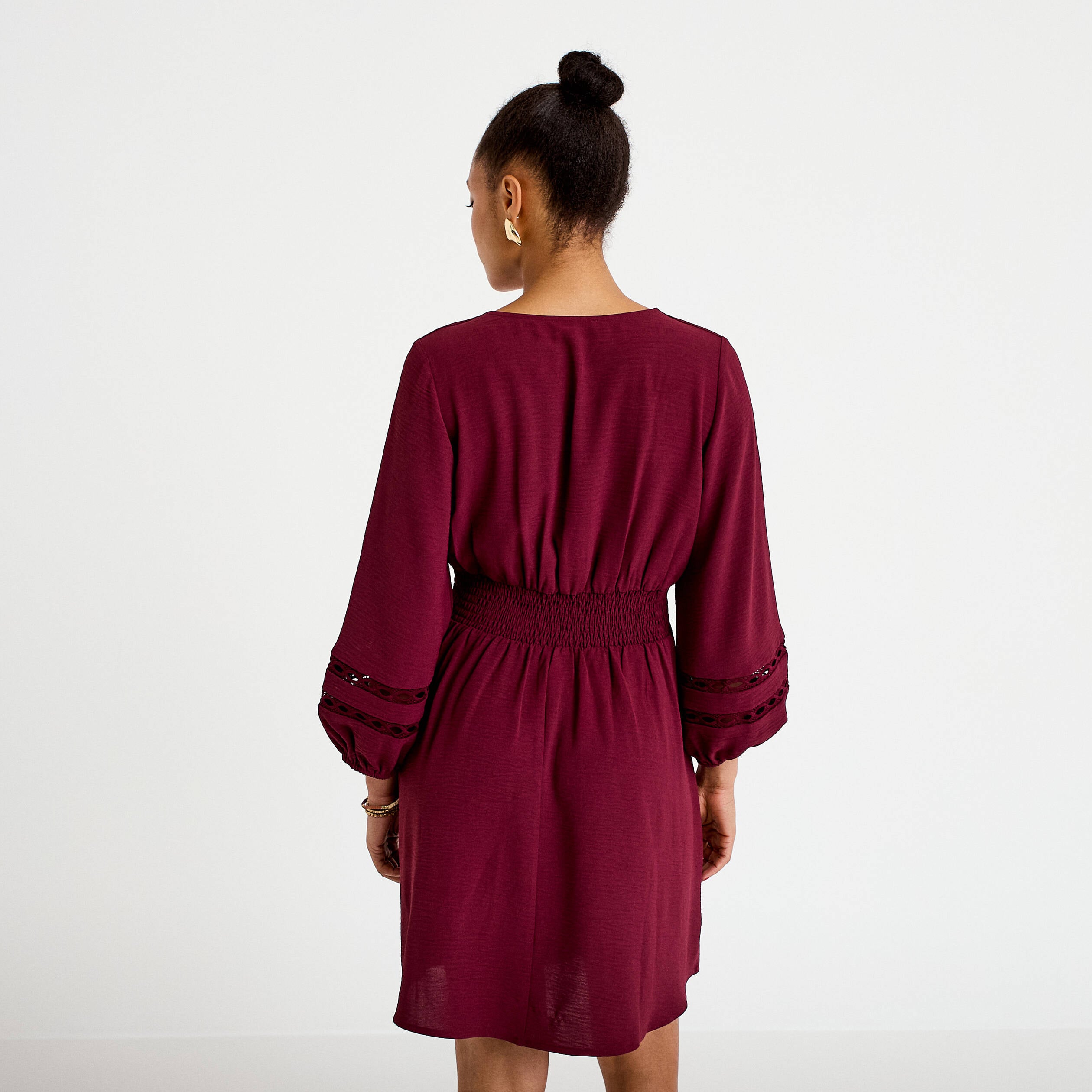 Robe courte &eacute;vas&eacute;e col v manches 3/4 bordeaux femme