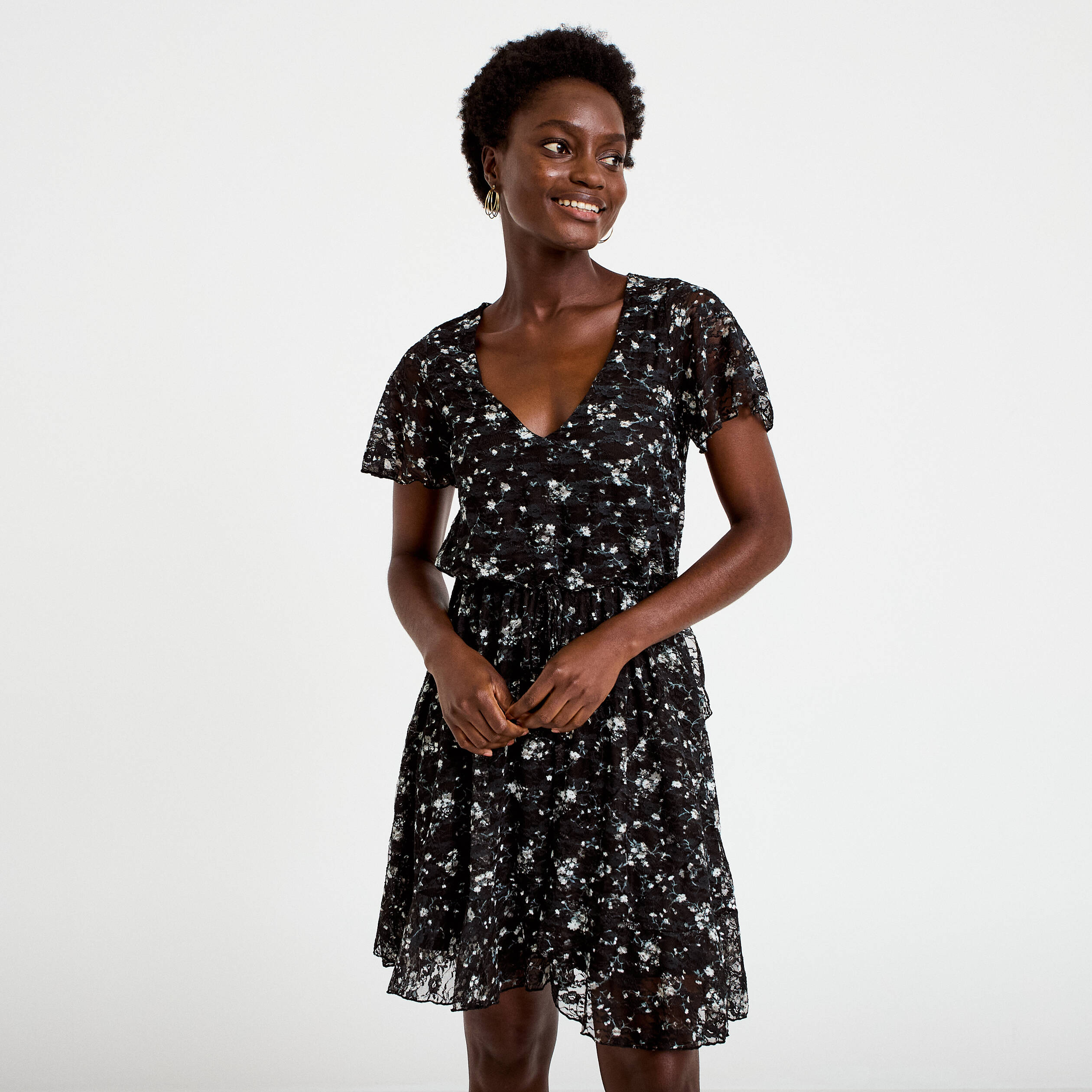 Robe courte &eacute;vas&eacute;e en dentelle col v noir femme