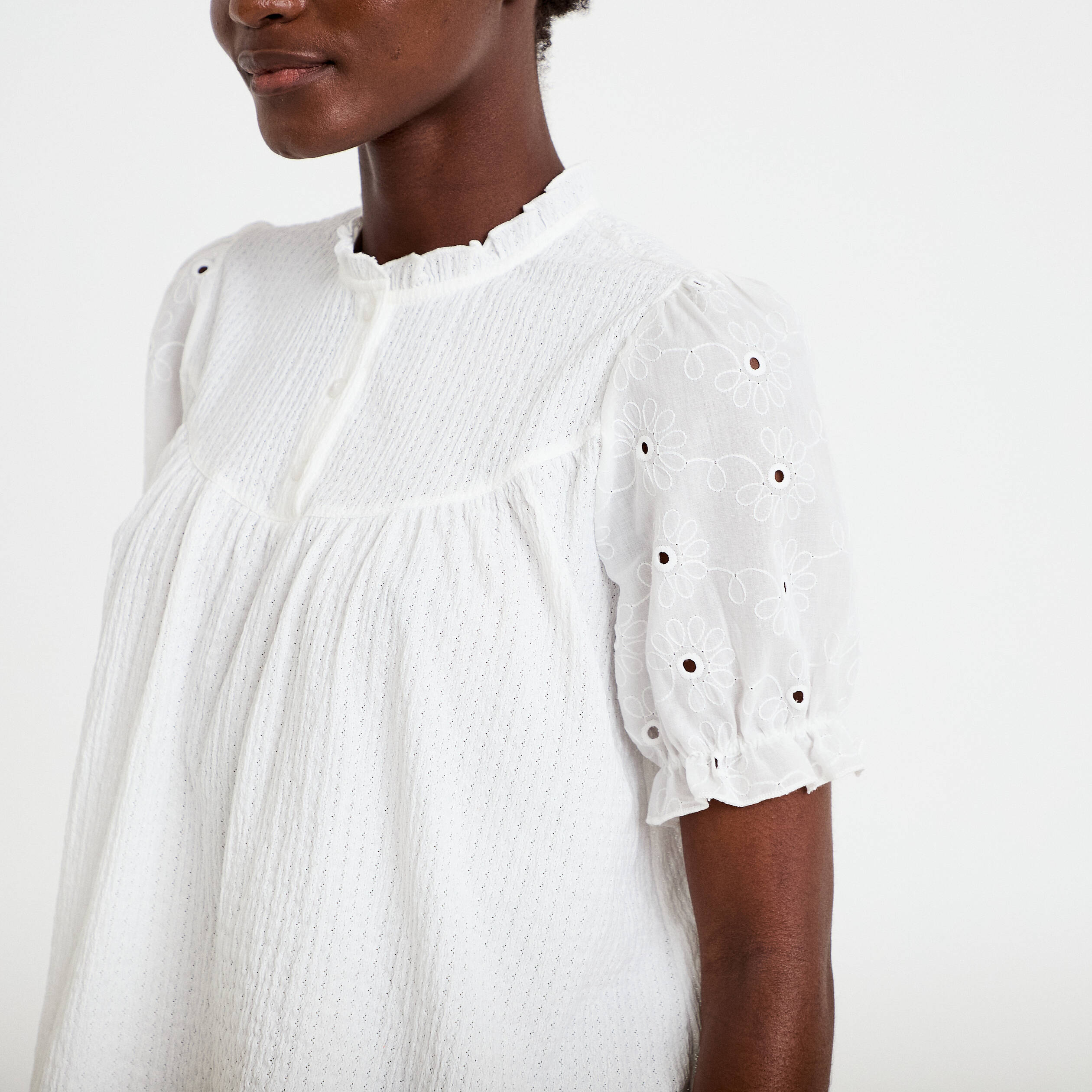 Blouse manches courtes brod&eacute;es ecru femme