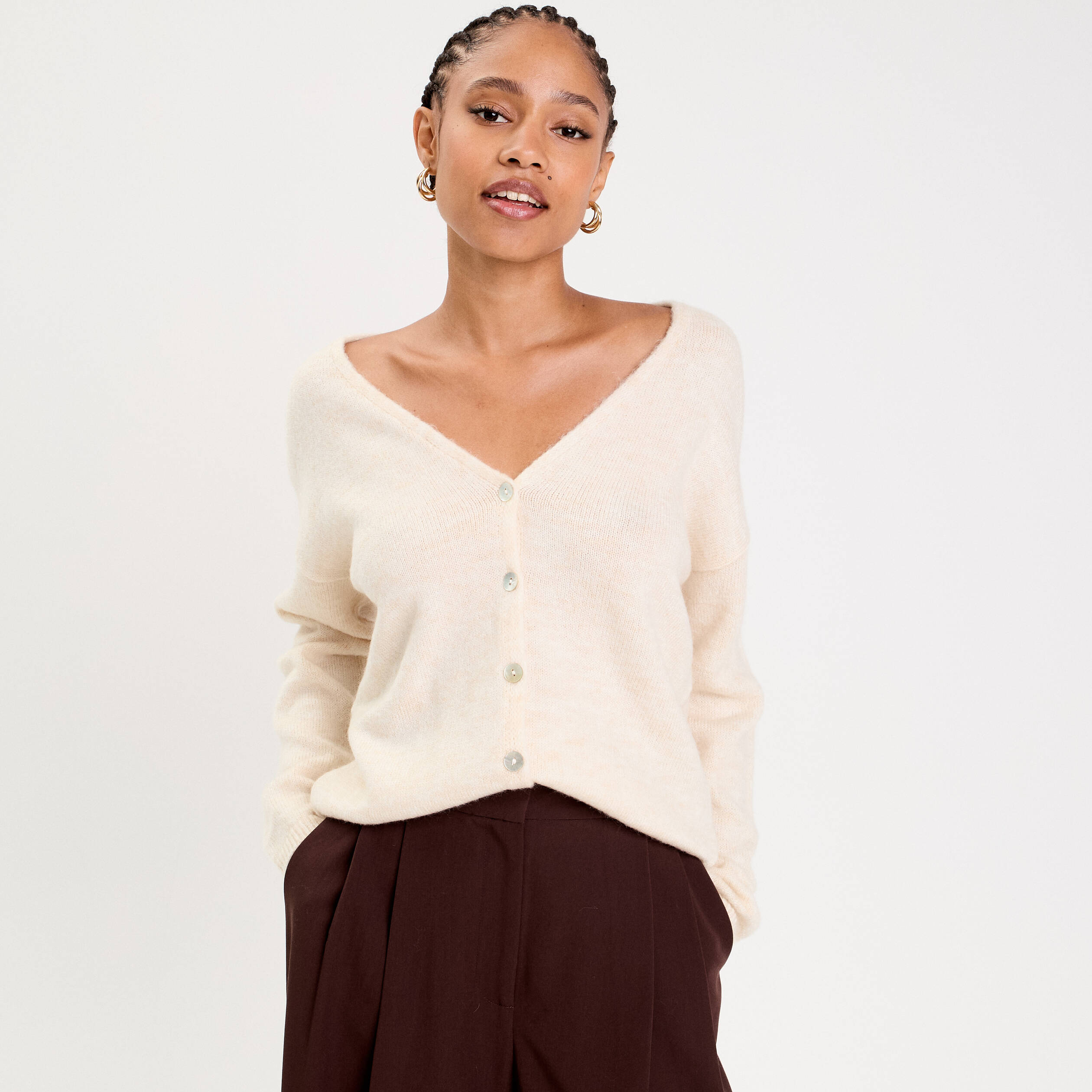 Gilet boutonn&eacute; avec col en V sable femme