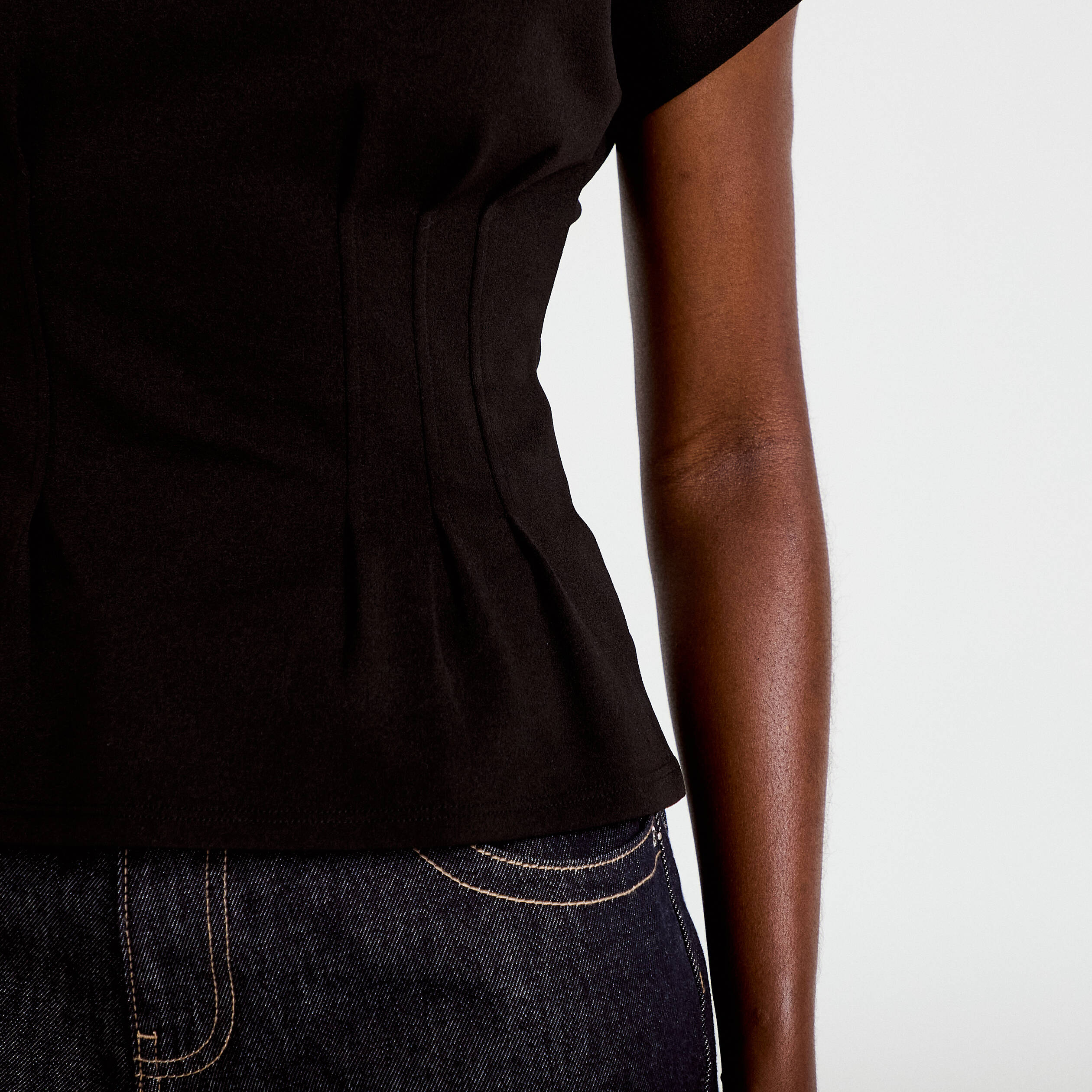 Top ajust&eacute; col rond manches courtes noir femme