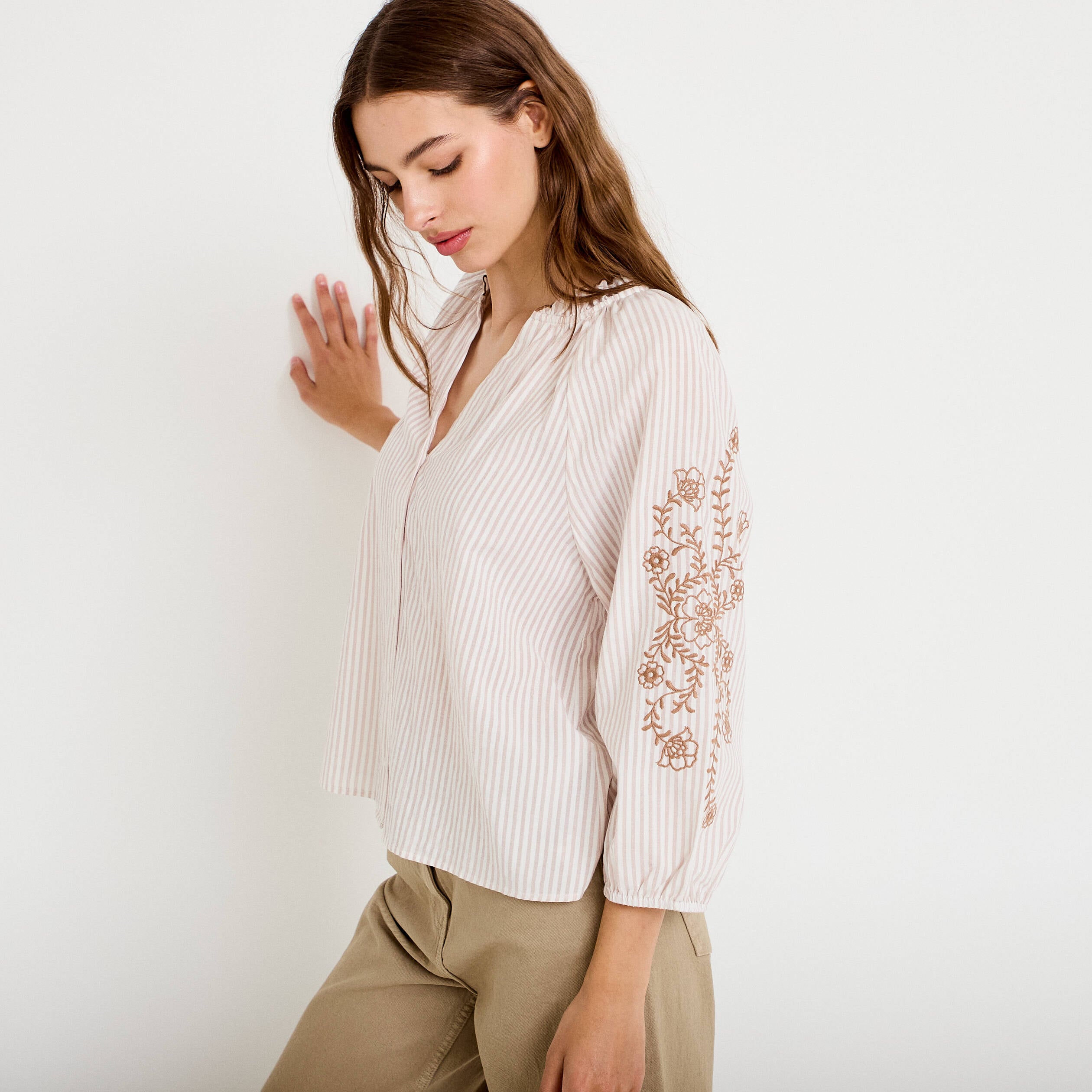 Blouse col v broderie manches 3/4 sable femme