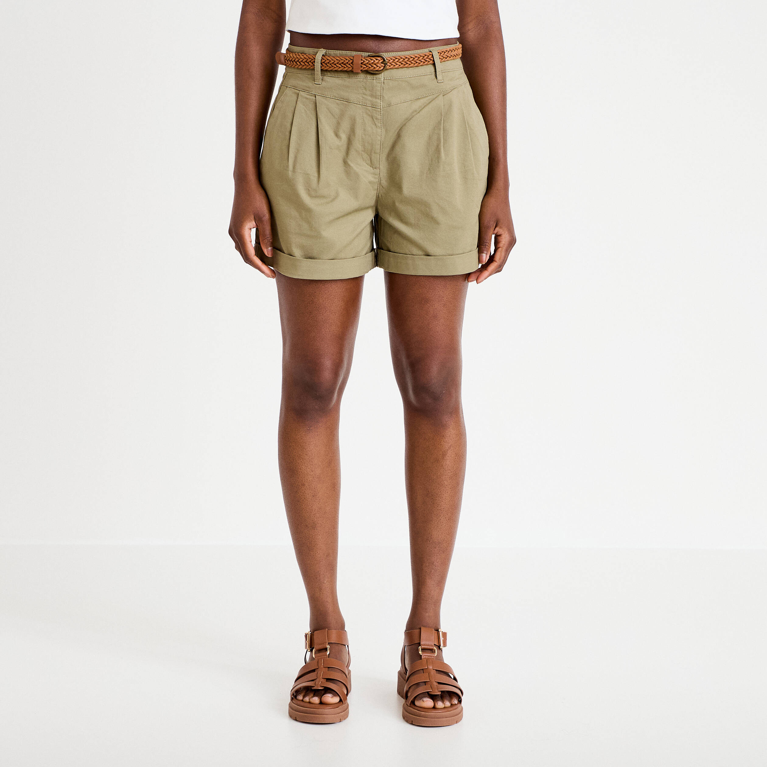 Short chino ceintur&eacute; vert femme