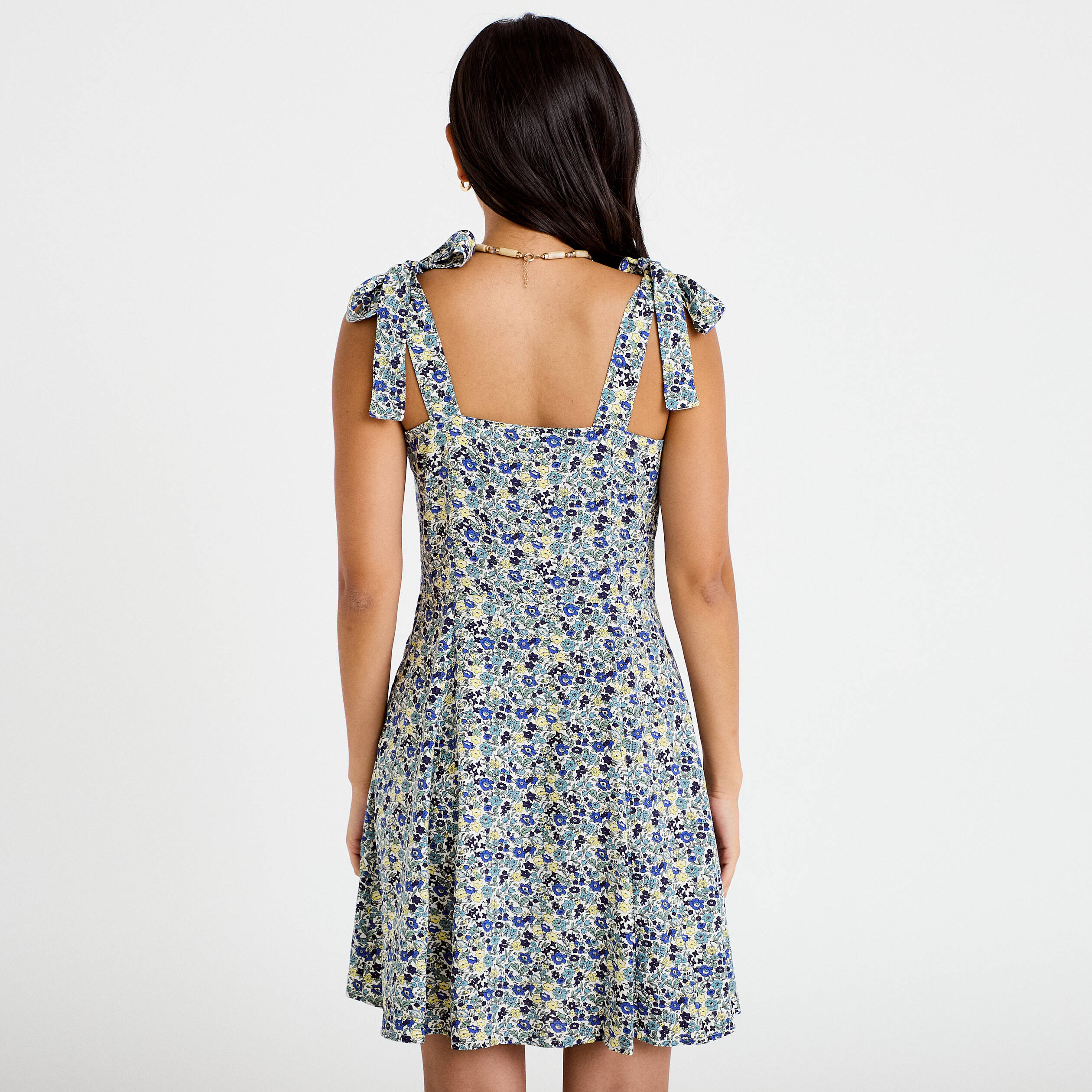 Robe courte &eacute;vas&eacute;e &agrave; fines bretelles blanc femme