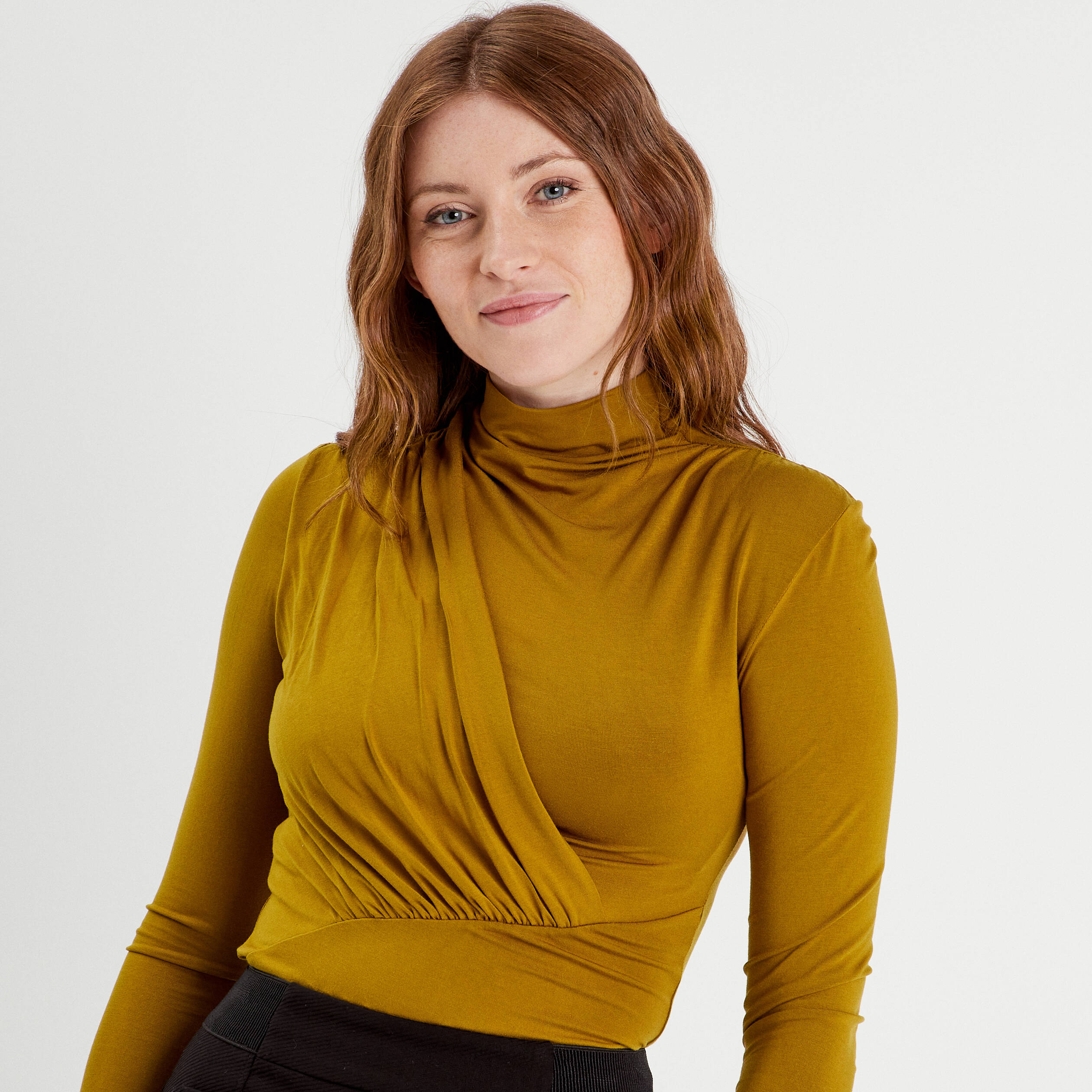 T-shirt drap&eacute; col montant jaune fonc&eacute; femme