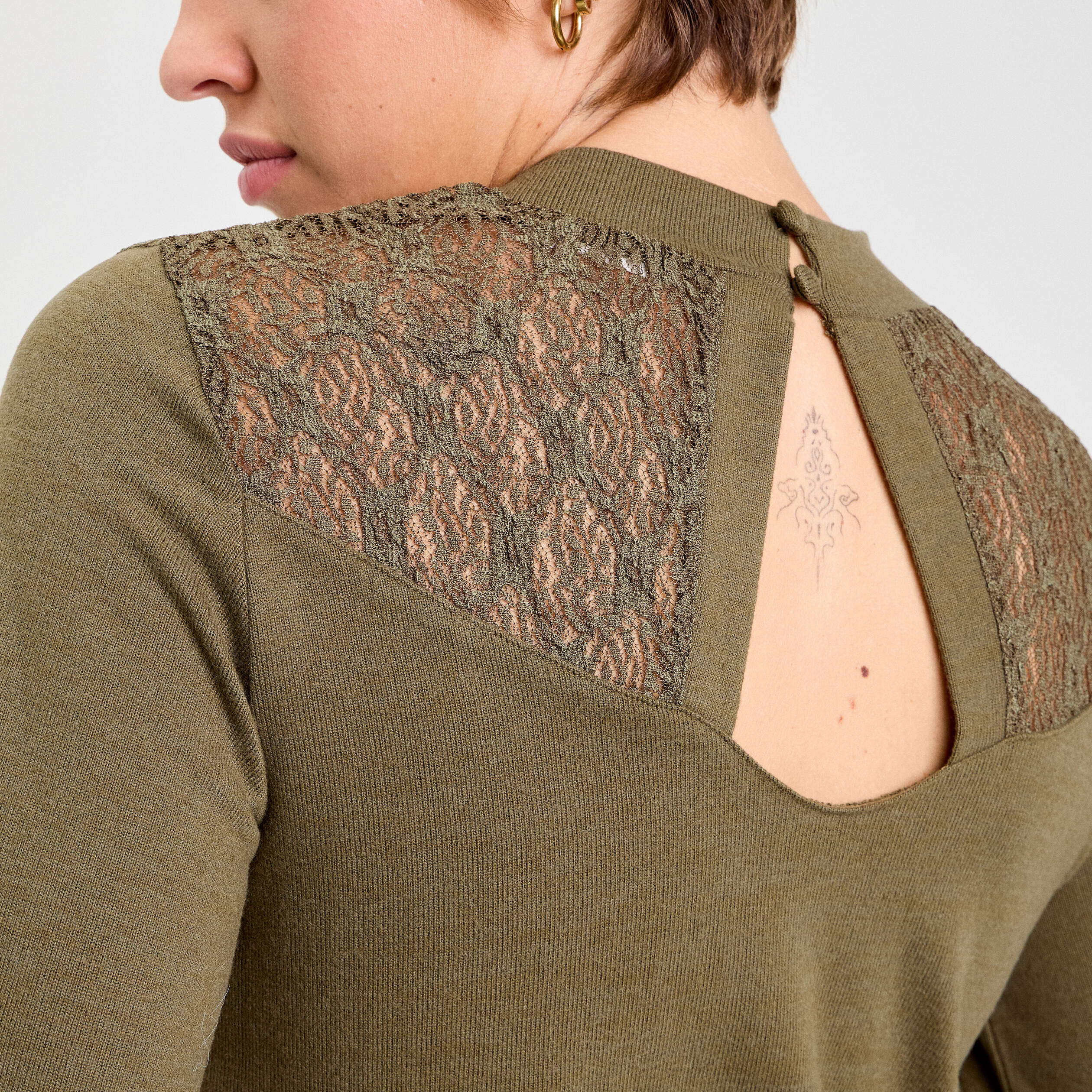 T-shirt manches longues d&eacute;tails ajour&eacute;s vert kaki femme