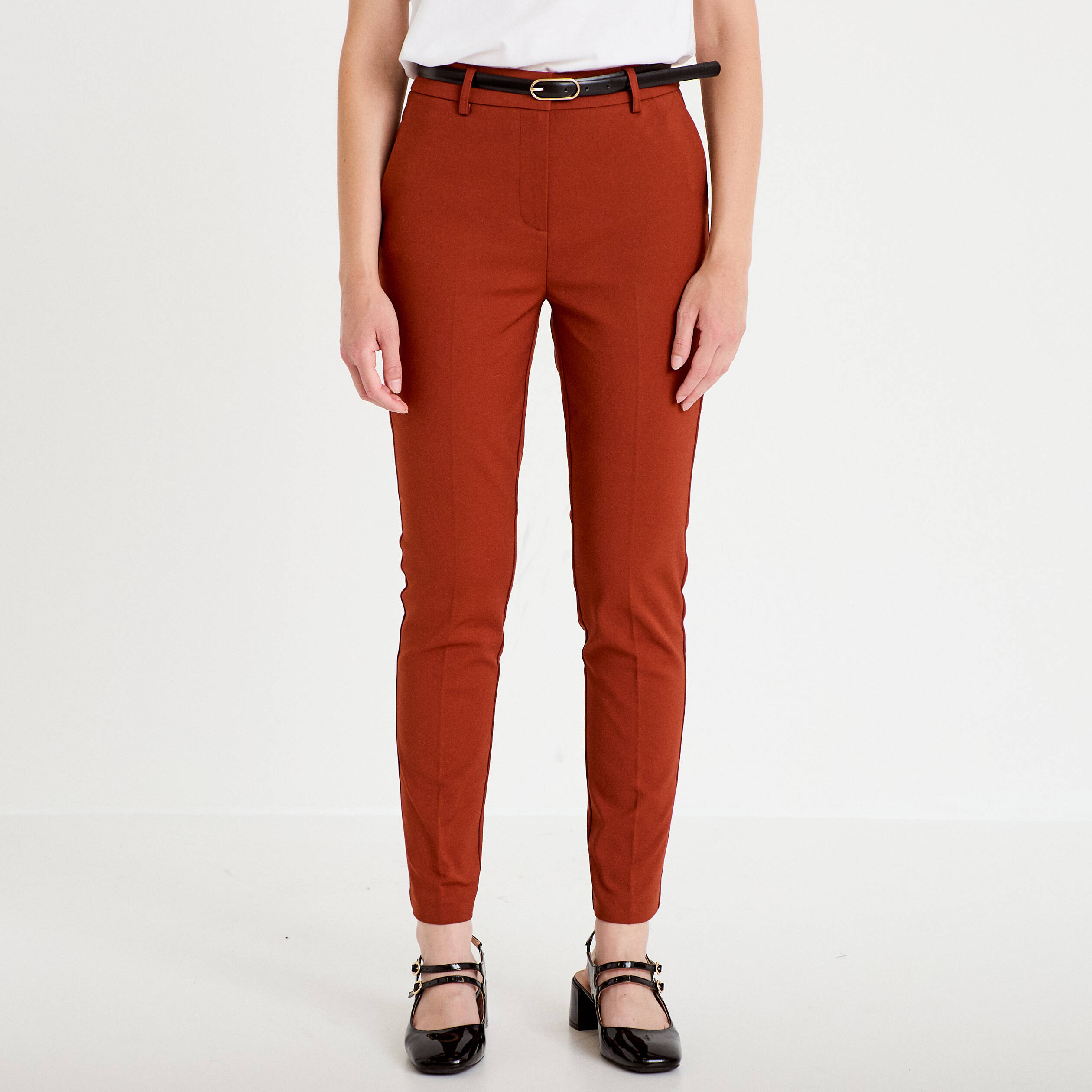 Pantalon cigarette ceintur&eacute; marron cognac femme