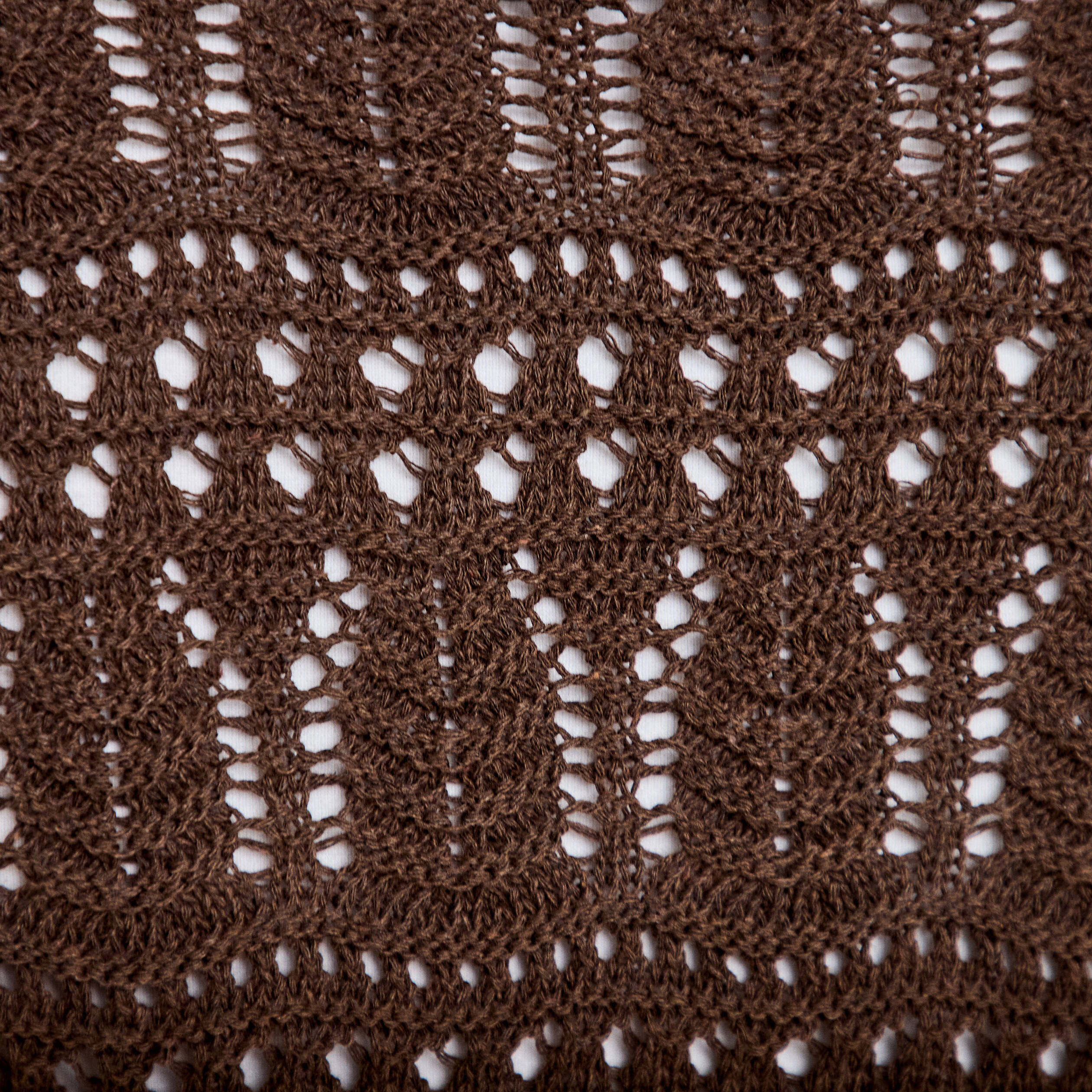 Gilet ajour&eacute; nou&eacute; marron fonc&eacute; femme