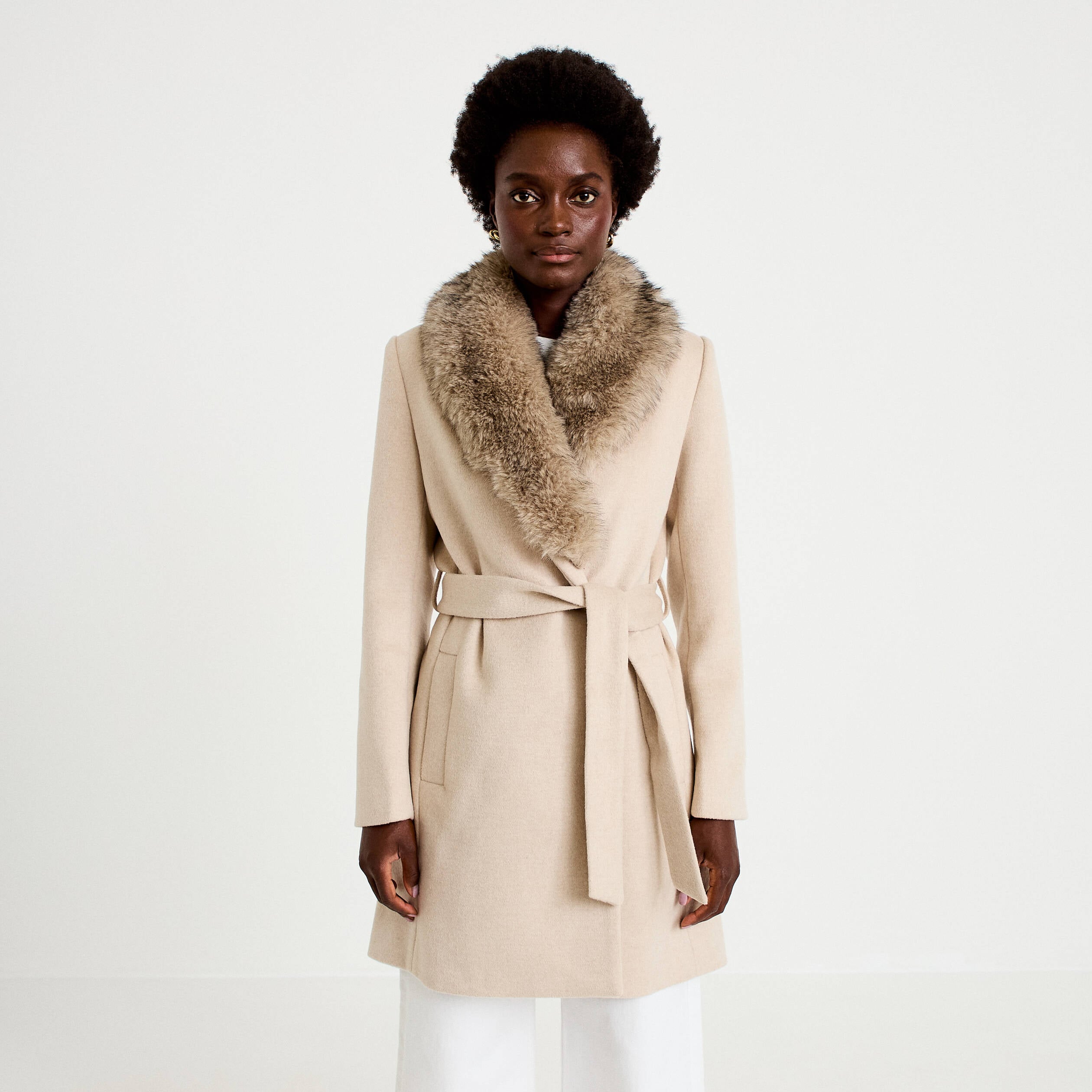 Manteau cintr&eacute; col ch&acirc;le manches longues beige femme