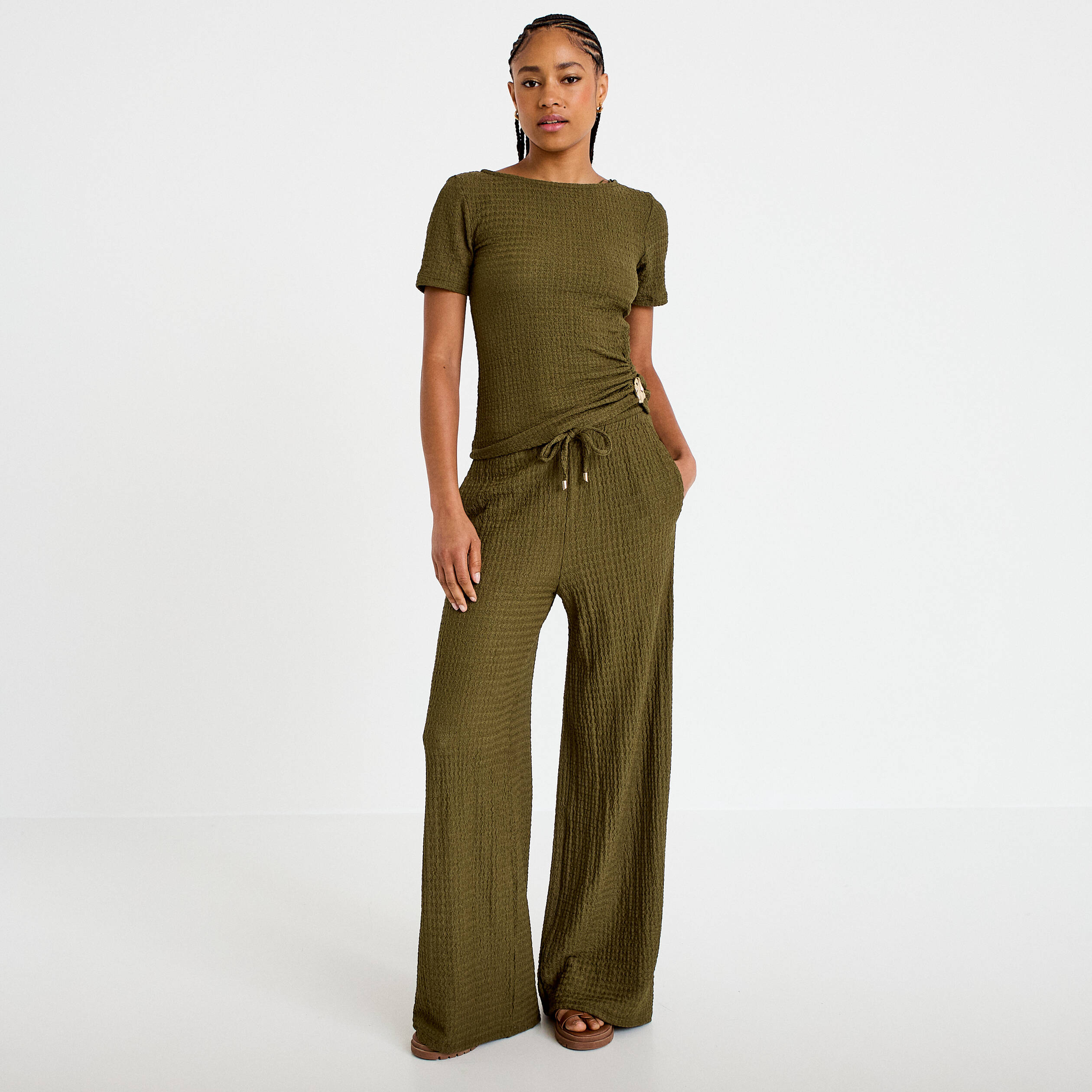 T-shirt col rond manches courtes bijou vert kaki femme