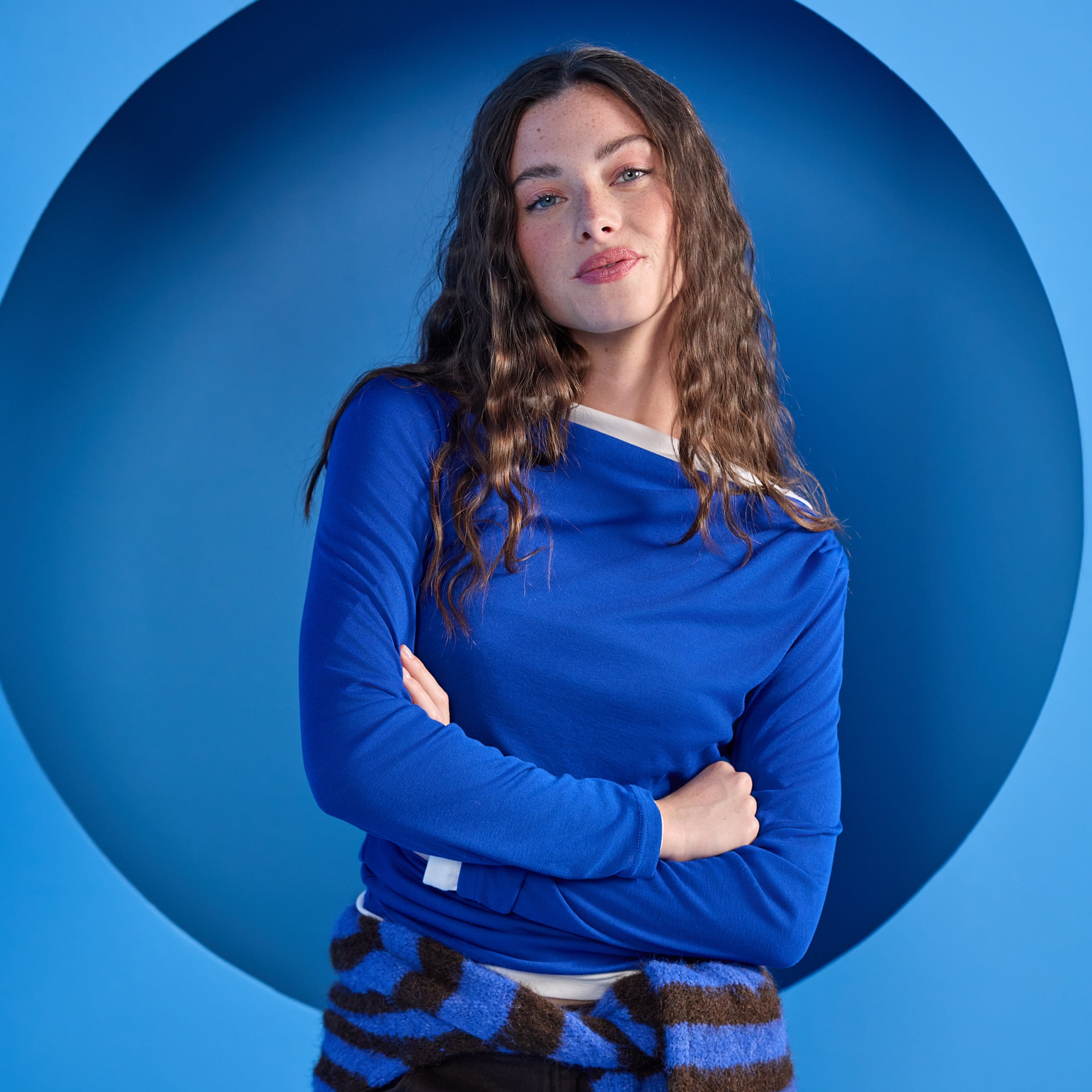 T-shirt col b&eacute;nitier manches longues bleu electrique femme