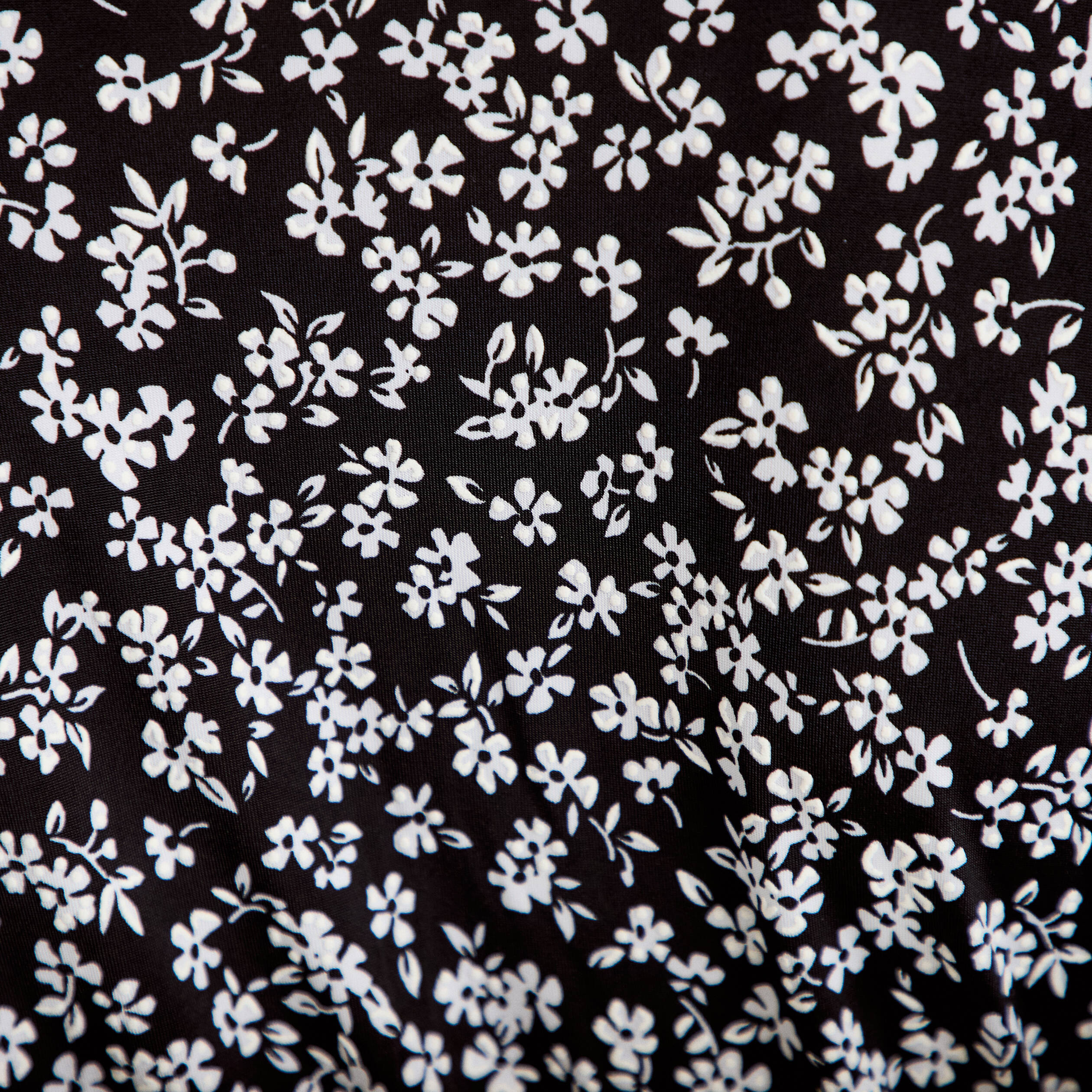 Robe courte &eacute;vas&eacute;e col v manches courtes noir femme