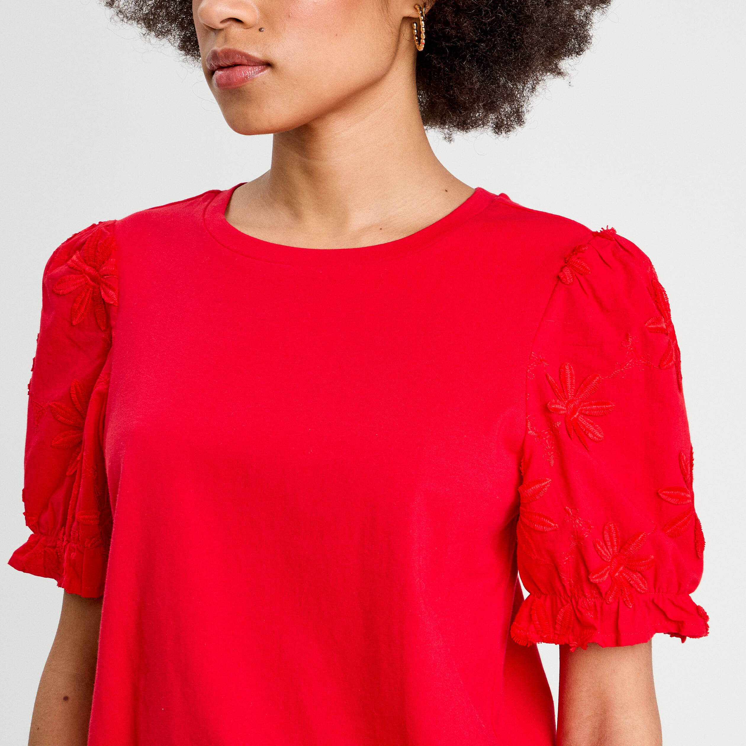 T-shirt manches brod&eacute;es rouge femme