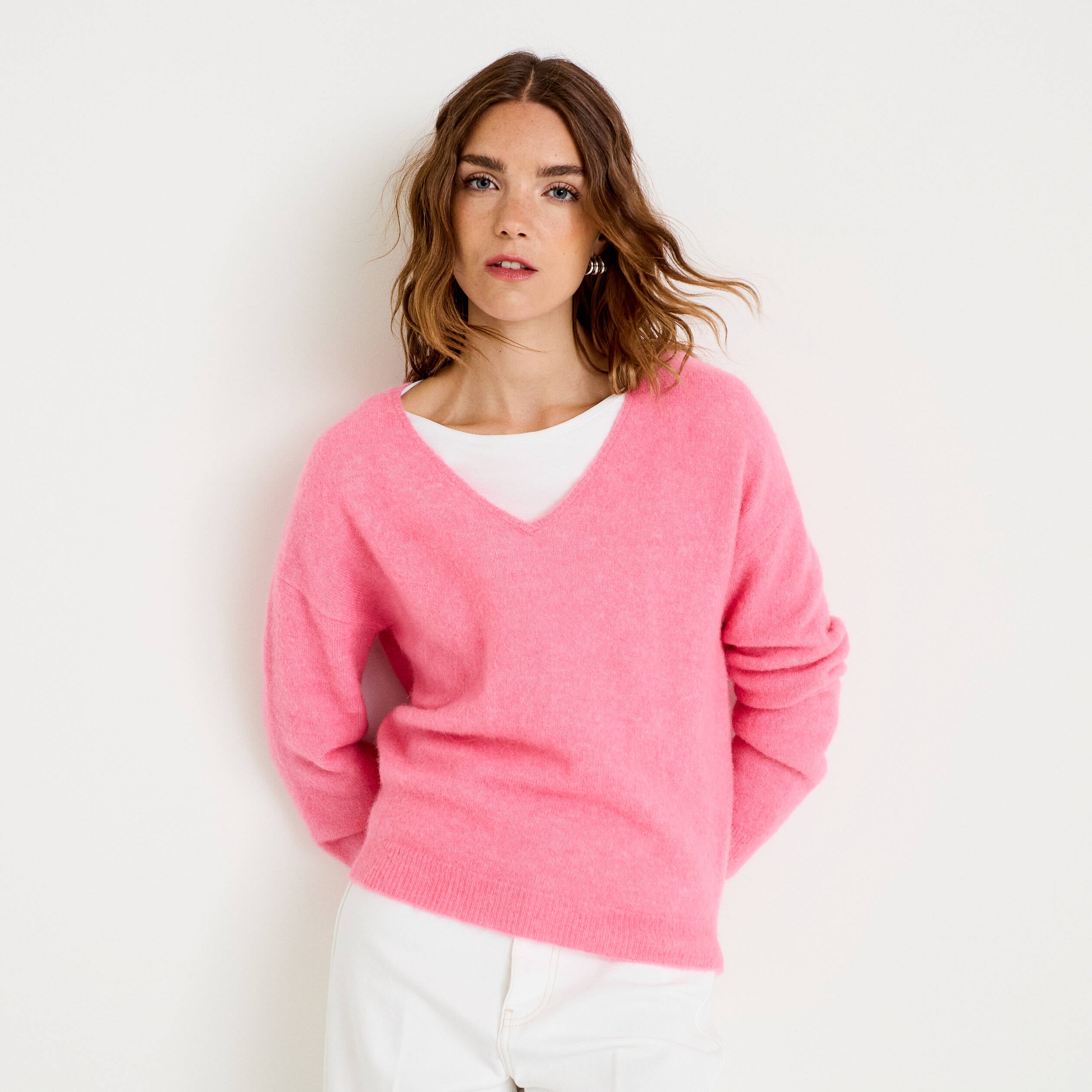 Pull avec col en V rose vif femme