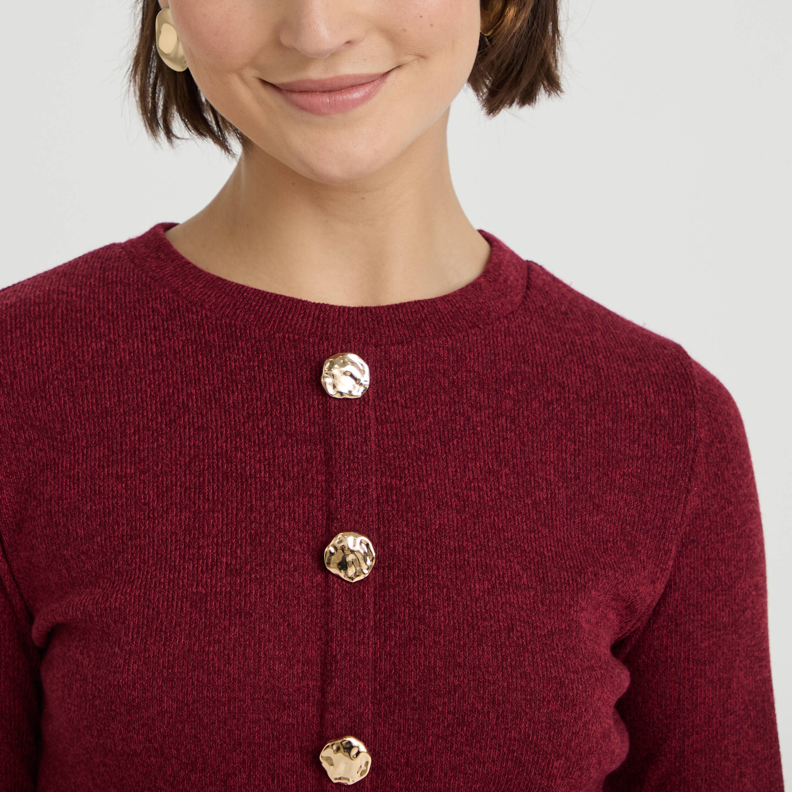 Pull p&eacute;plum avec boutons rouge fonc&eacute; femme