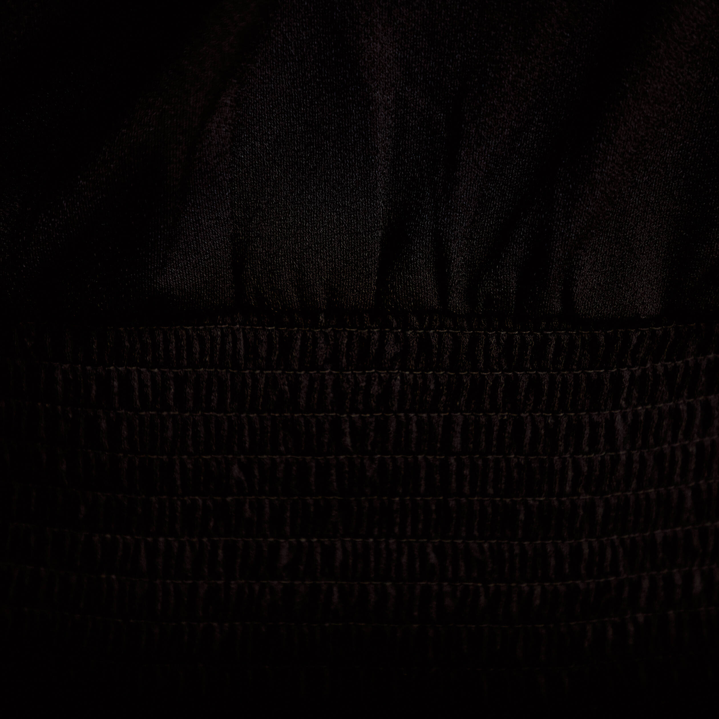 Blouse manches courtes smock&eacute;e noir femme