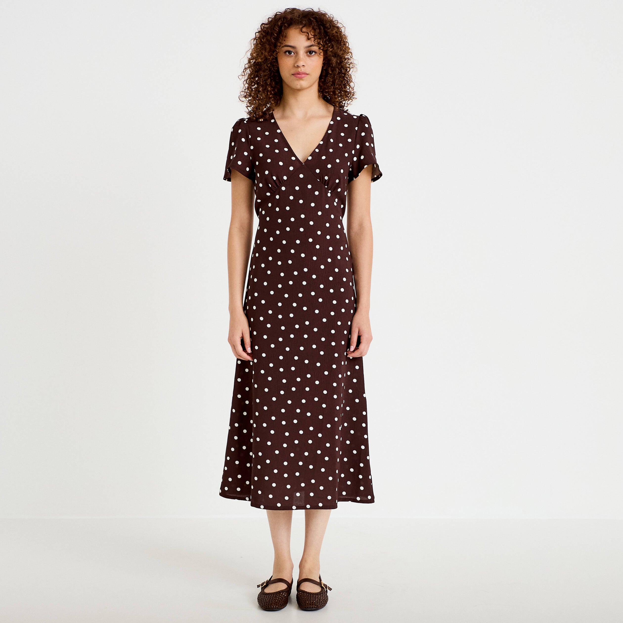 Robe longue &eacute;vas&eacute;e col v manches courtes marron femme