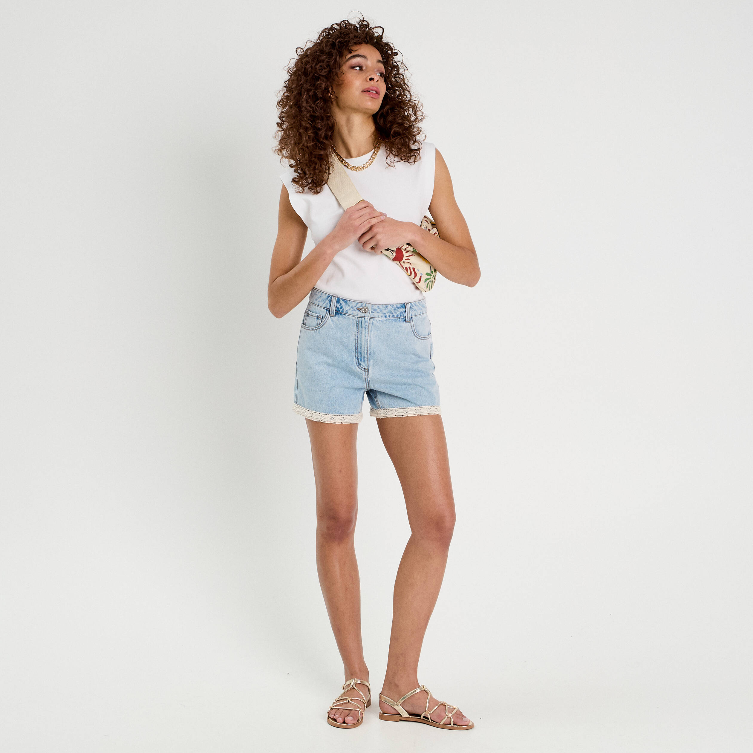 Short en jean d&eacute;tails dentelle denim bleach femme